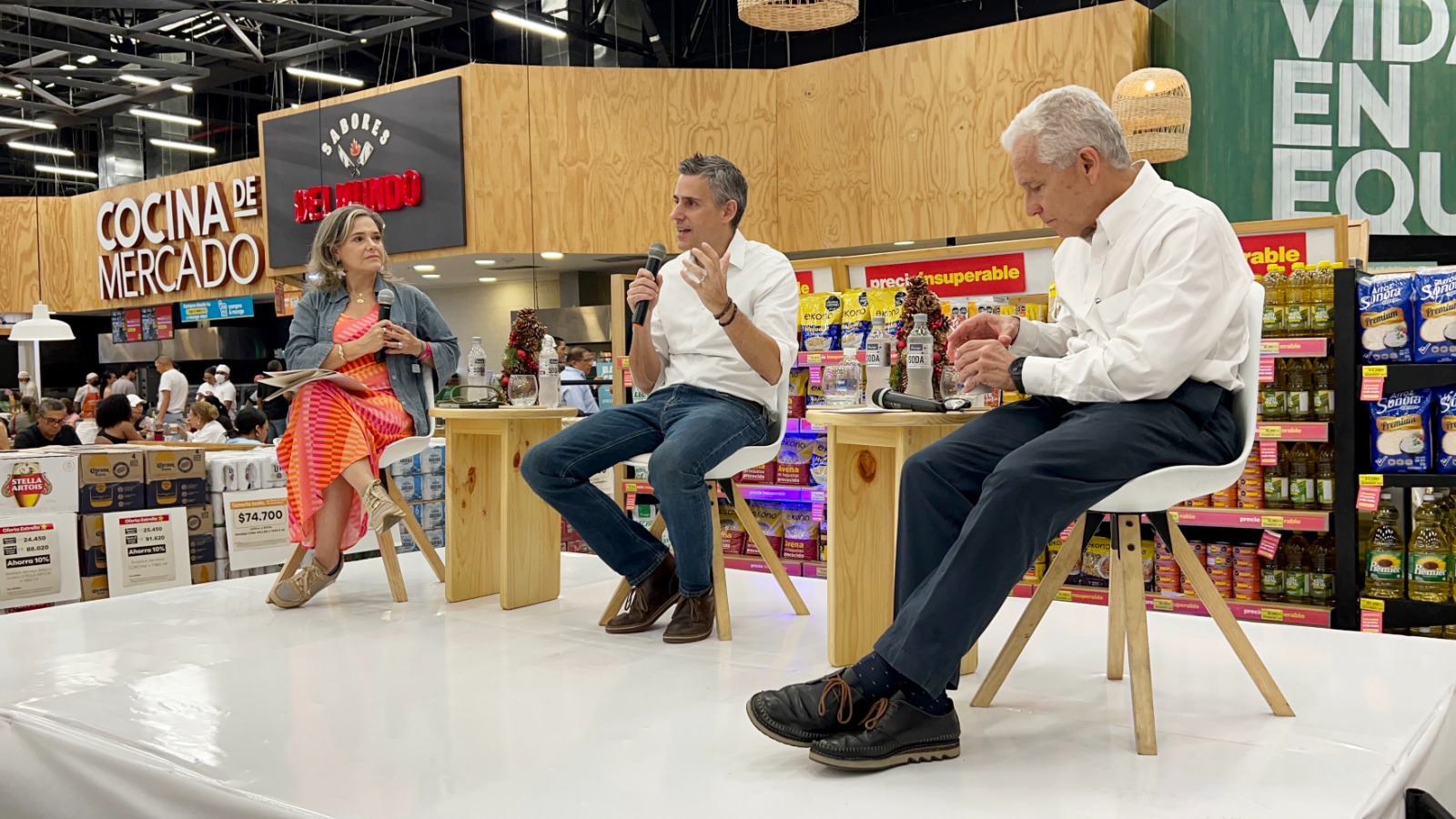 Carlos Calleja junto al gerente general, Carlos Mario Giraldo, en rueda de prensa hoy.