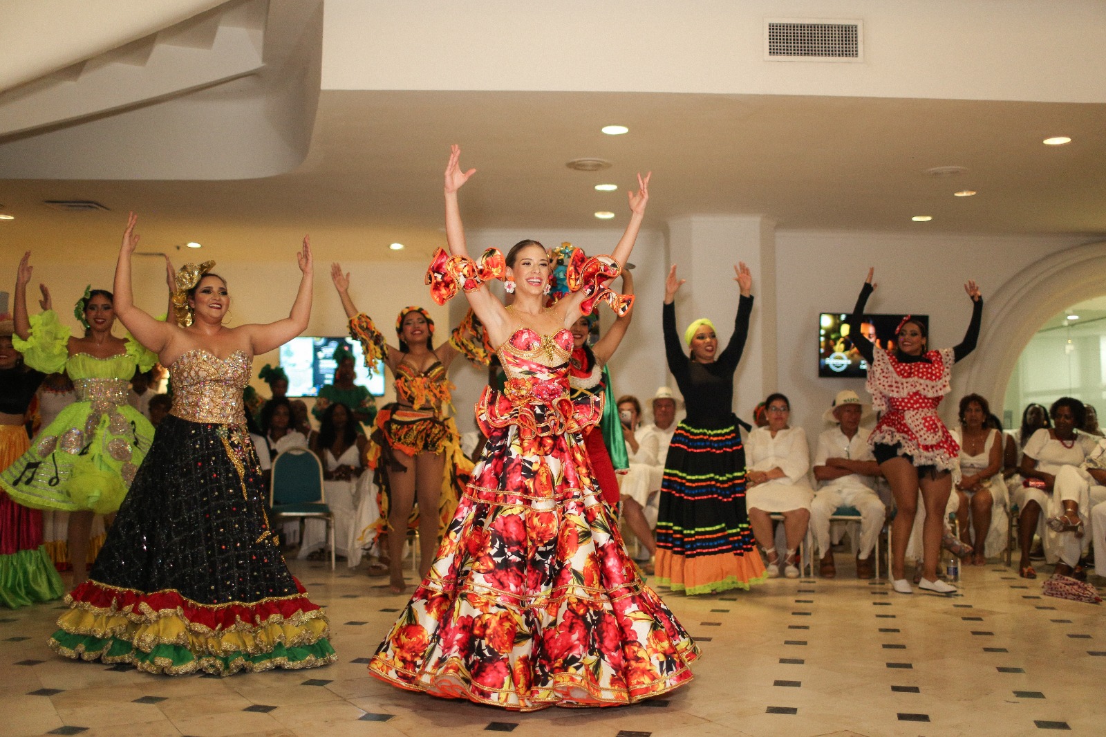 La soberana de las fiestas junto a varios integrantes de diferentes comparsas.