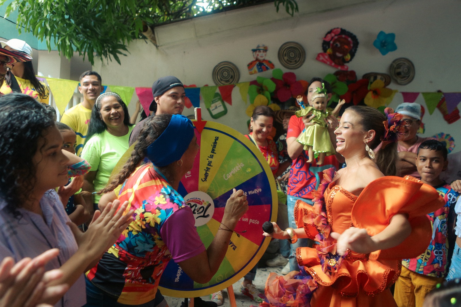 La soberana durante los recorridos en los barrios ha realizados diferentes actividades. 