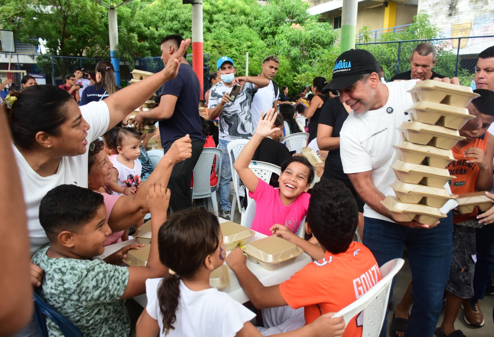 Cada sábado los niños recibirán su comida.