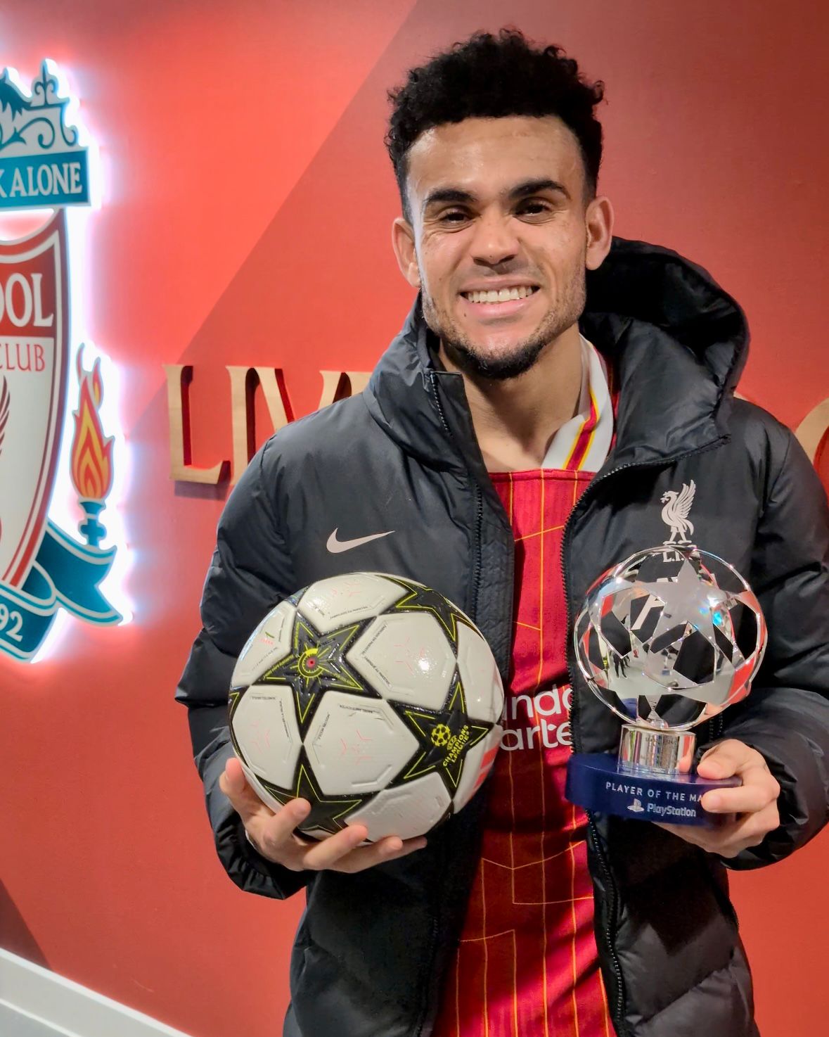 El colombiano con el balón y el trofeo de MVP del partido.