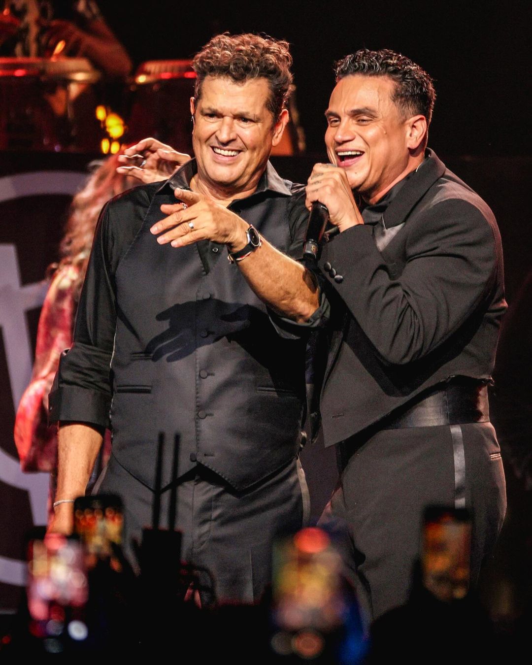 Carlos Vives y Silvestre Dangond interpretando 'El cantor de Fonseca' y Matilde Lina'.