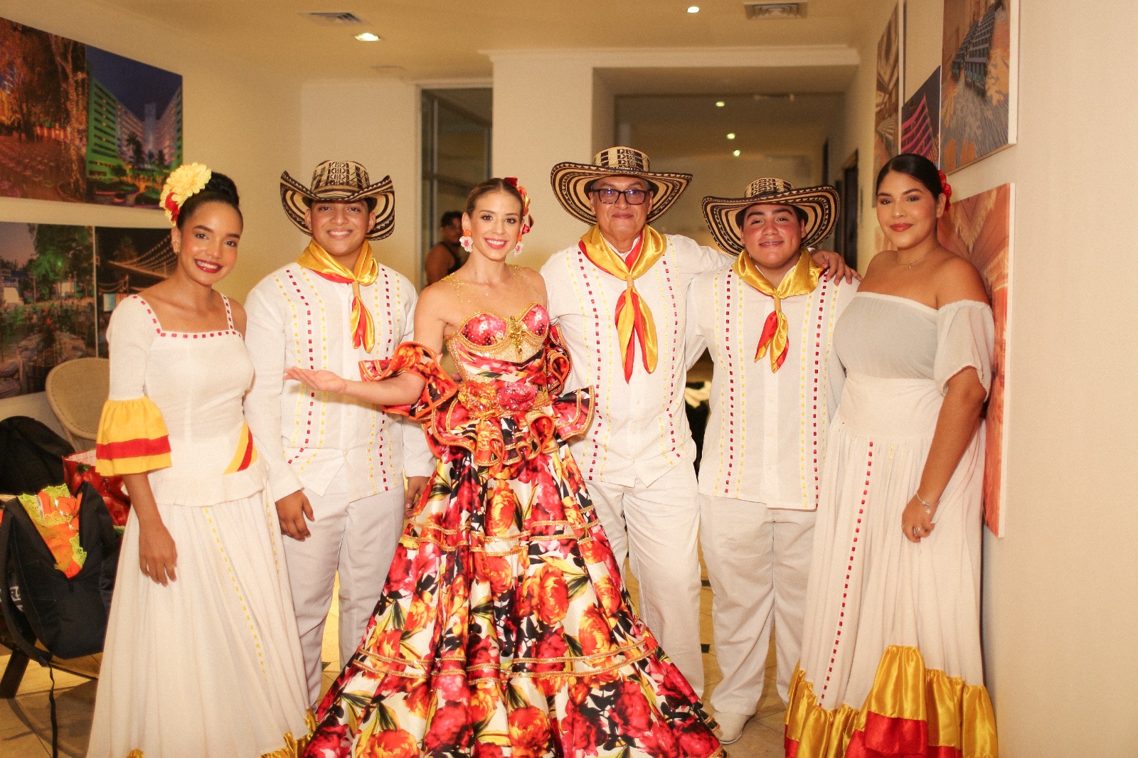 La soberana junto al grupo de la danza de la Universidad Autónoma del caribe.