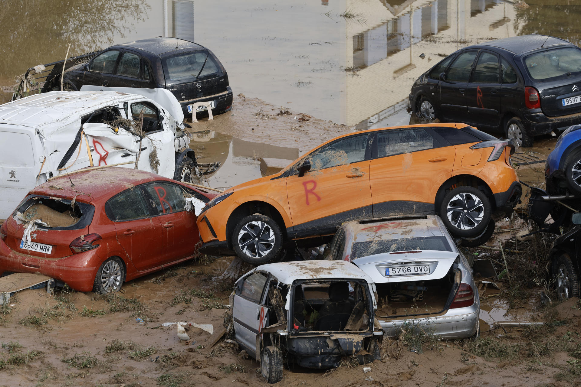 Vehículos afectados en la localidad de Alfafar, en Valencia. 