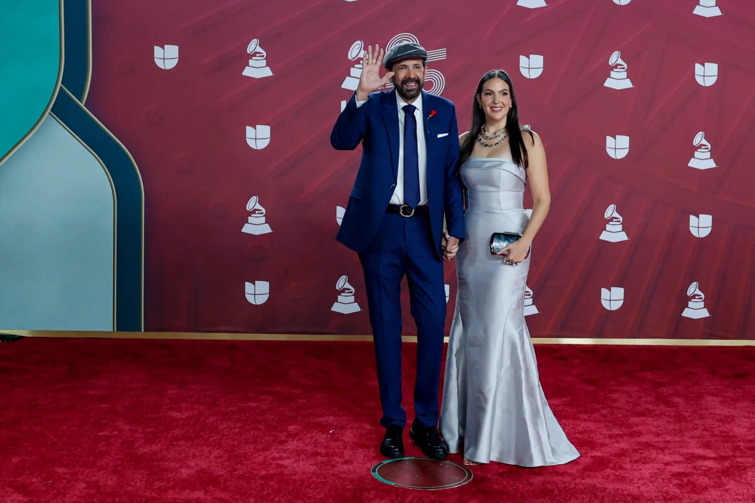 Juan Luis Guerra y su hija Pulina Guerra, en los Latin Grammy.