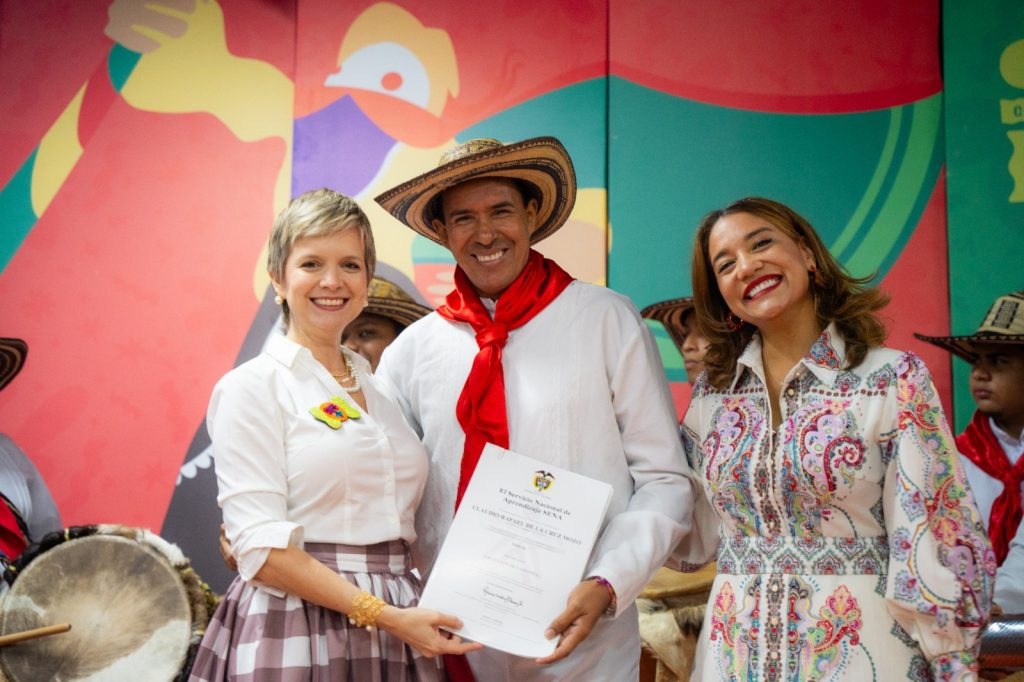 En la ceremonia estuvo Sandra Gómez, gerente de Carnaval de Barranquilla S.A.S. y Jacqueline Rojas, directora del Sena.