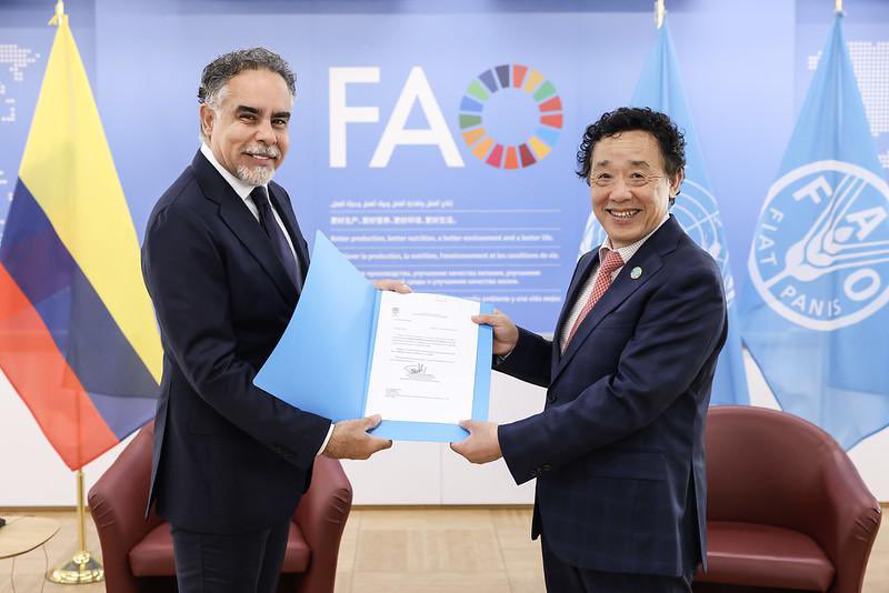 Armando Benedetti tomando posesión como embajador ante la FAO.