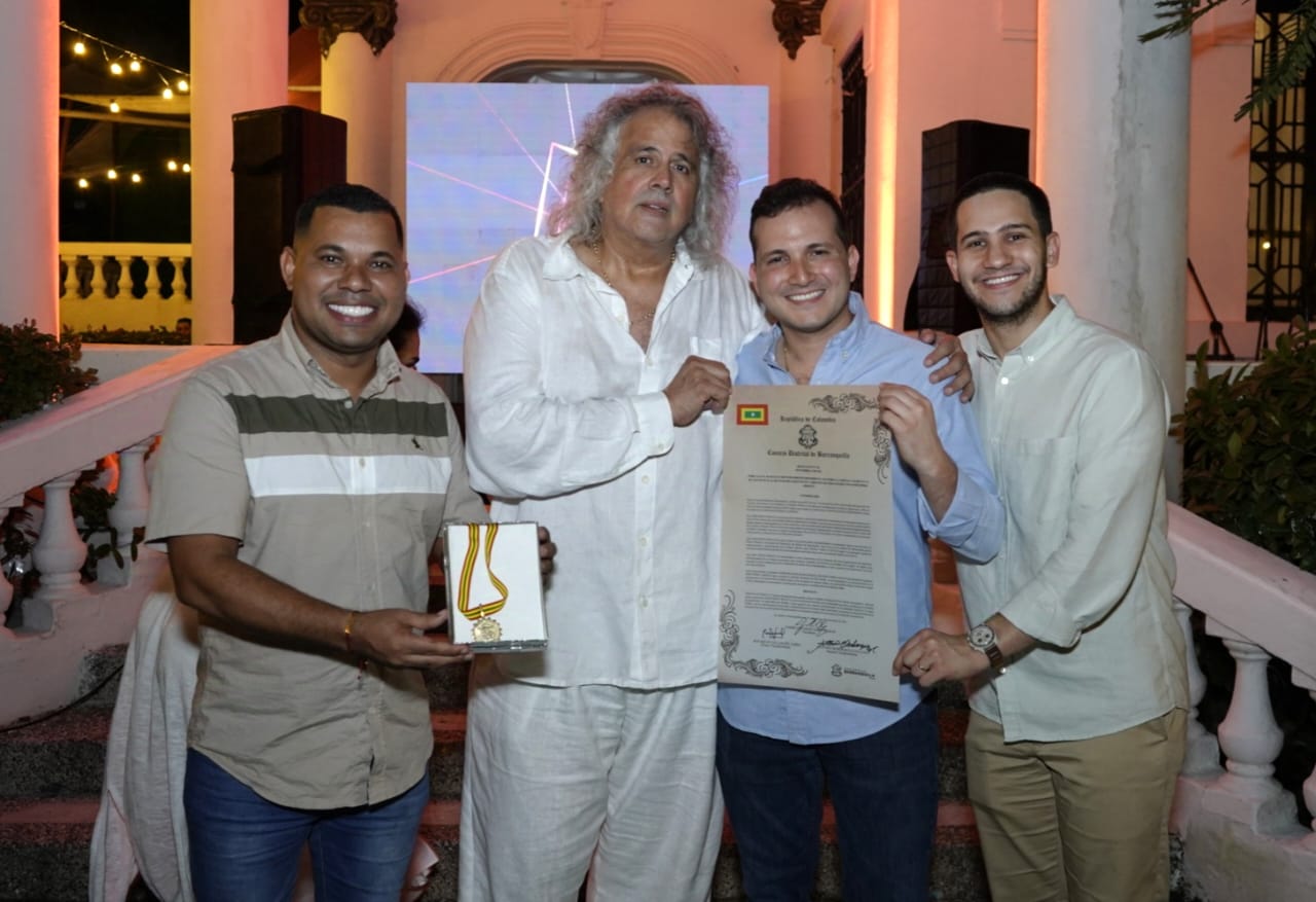 Alexis Castillo, Samir Radi y Rachid Correa del Concejo de Barranquilla con el homenajeado.