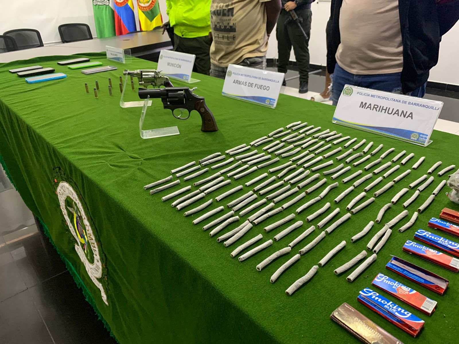 Droga y armas incautadas en el operativo. 