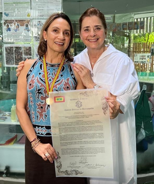 Silvia Pinedo con Leonor Jaramillo, tras recibir la condecoración del Concejo de Barranquilla.