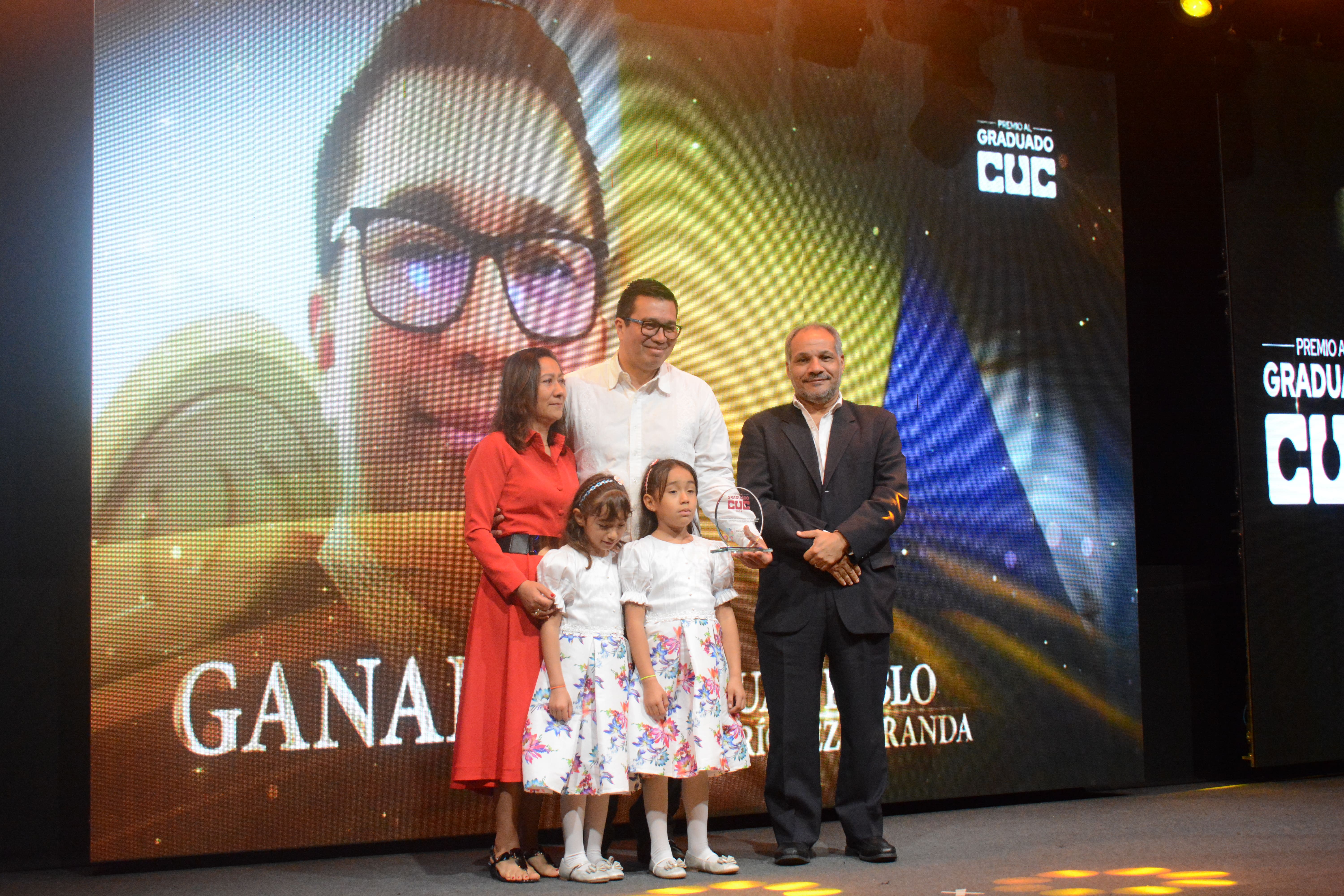 Juan Pablo Rodríguez Miranda con su familia, tras el reconocimiento.