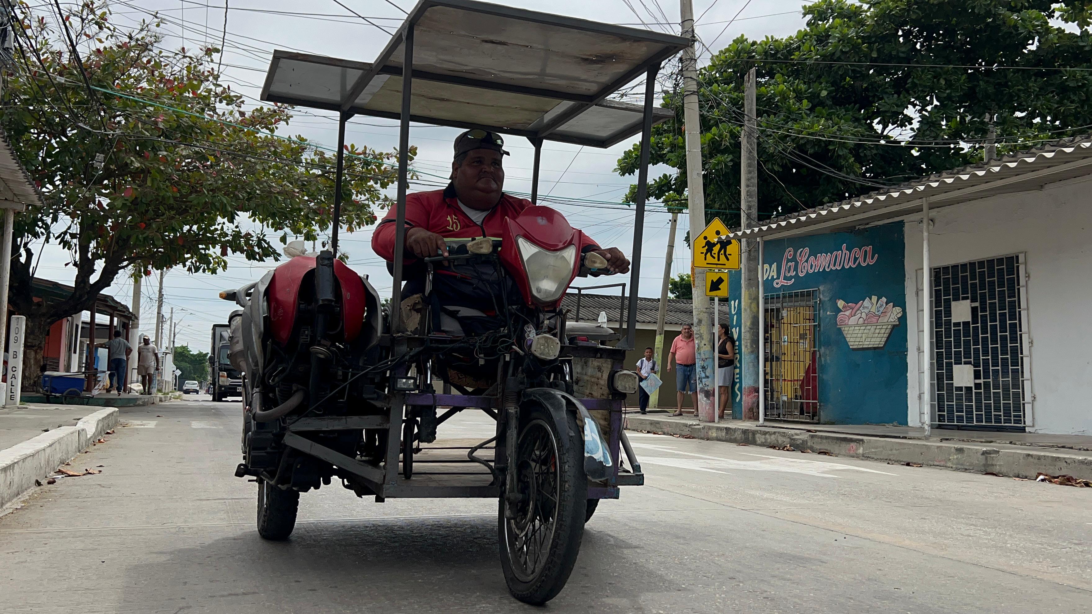 Wilmer Fandiño en su motocicleta. 