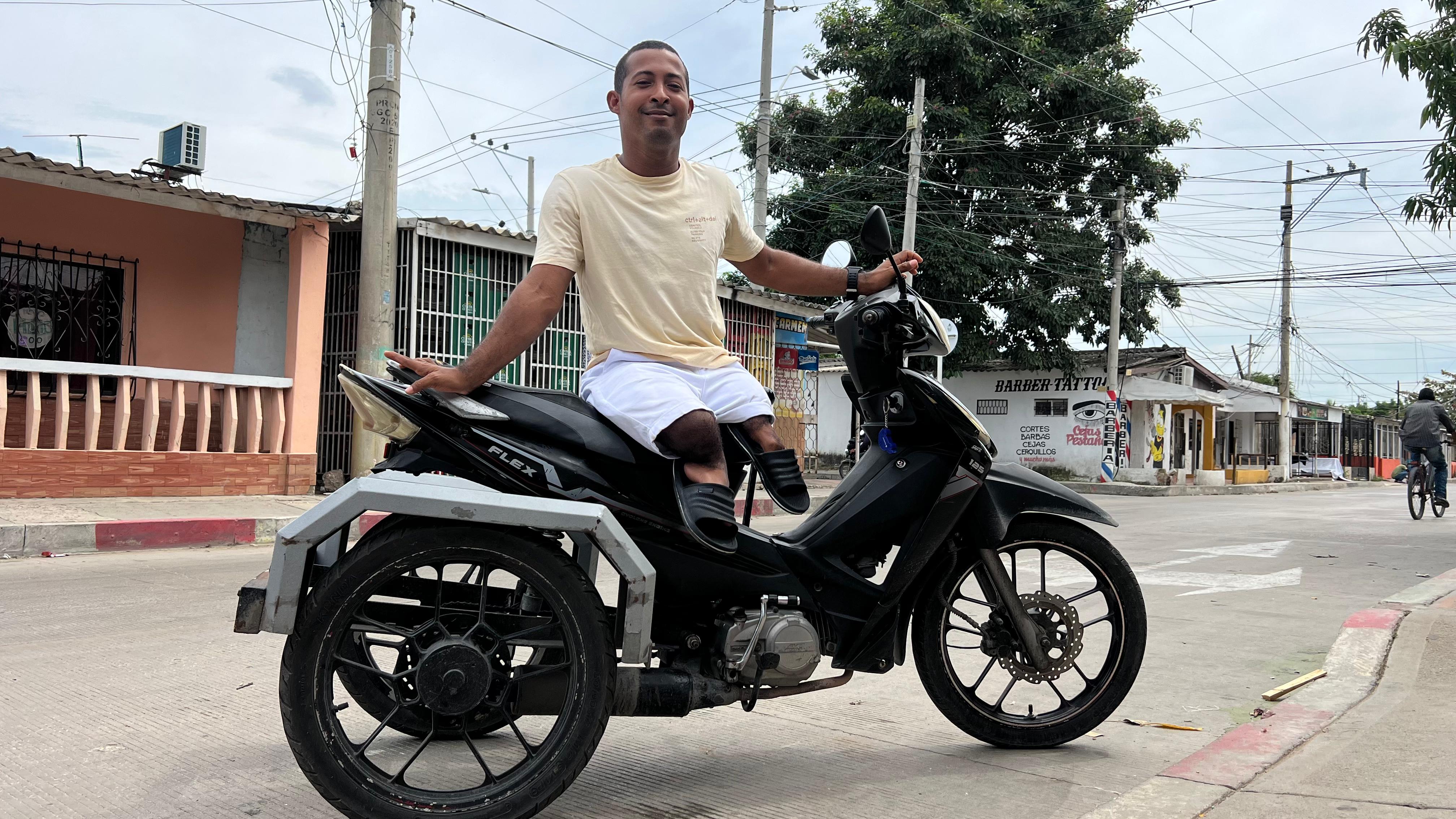 José Mendoza en su motocicleta. 