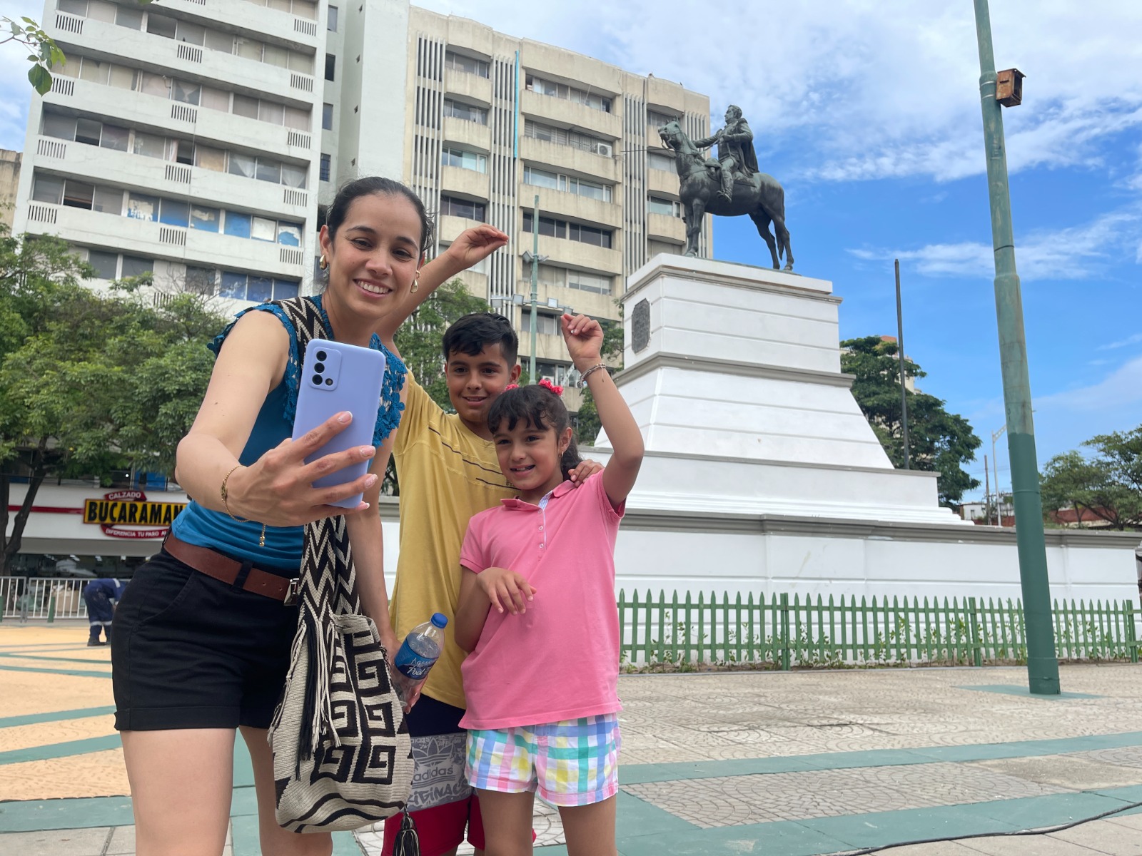 Ciudadanos y turistas visitan la plaza para tomarse fotografías junto al monumento. 