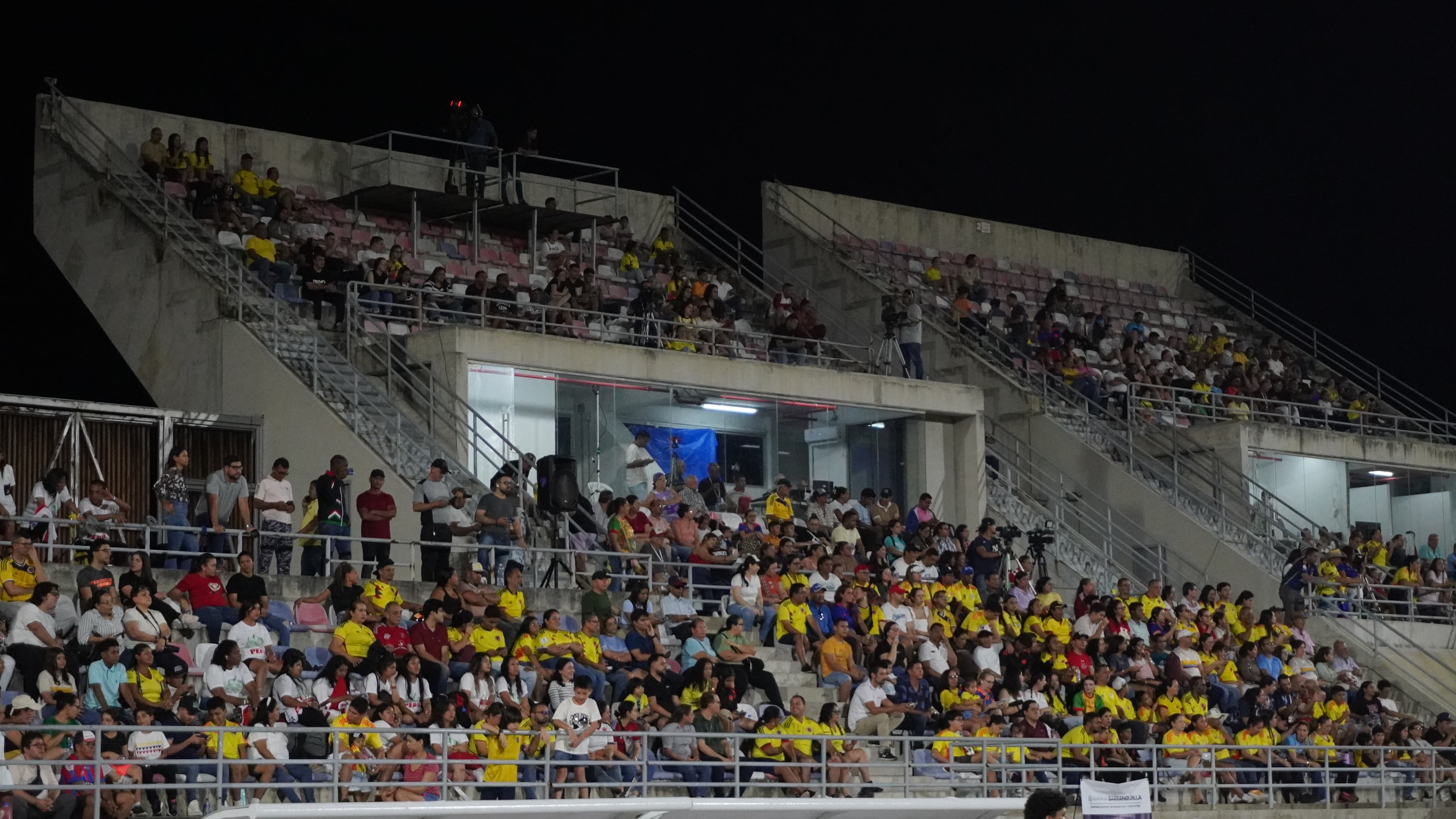 Elpúblico acompañó en gran número a la Selección Colombia en el Romelio Martínez. 