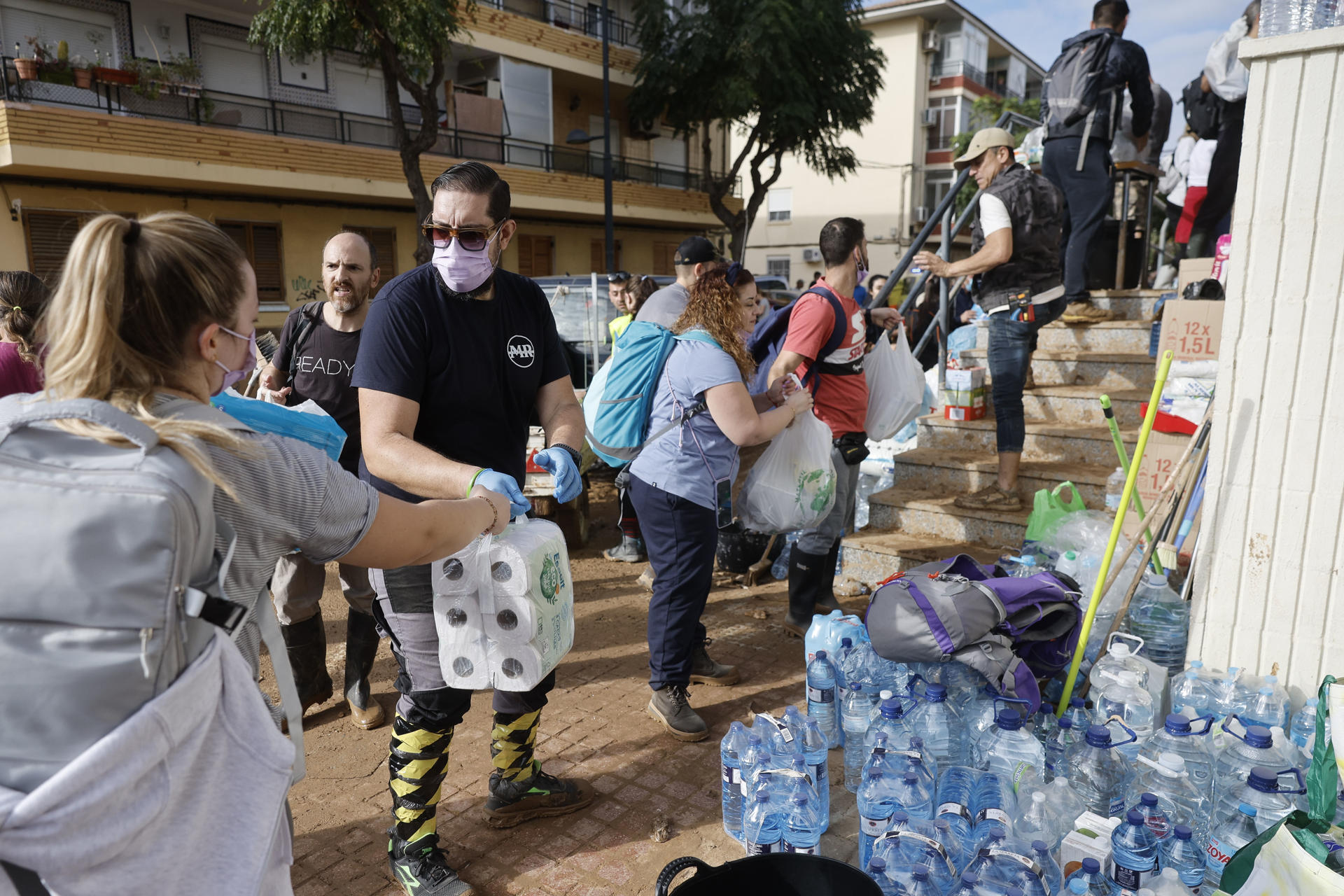 Reparto de agua y otros enseres en un punto de distribución en la localidad de Alfafar, en Valencia. 