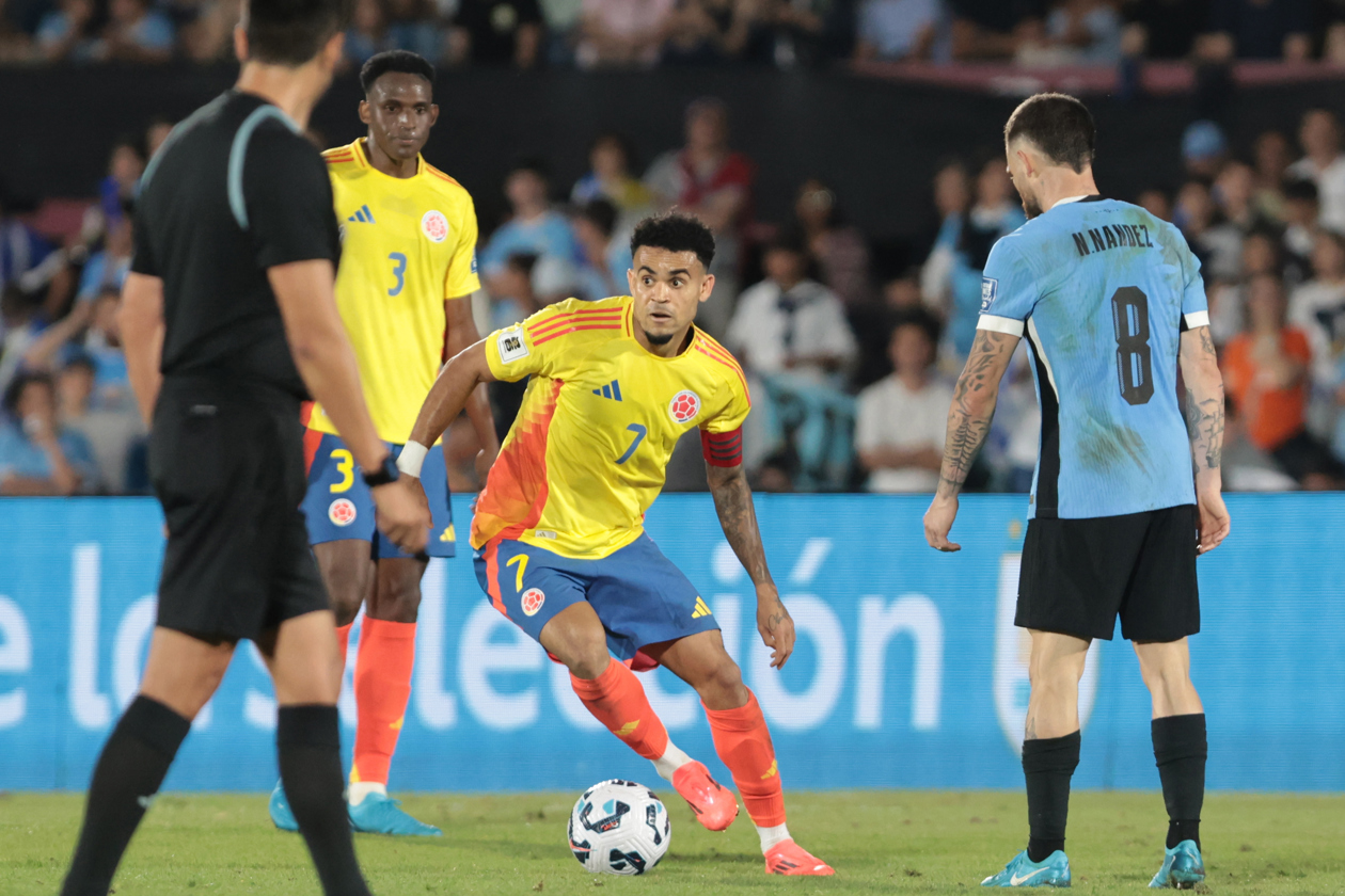 Luis Díaz con pelota dominada ante la mirada de Nahitan Nández. 