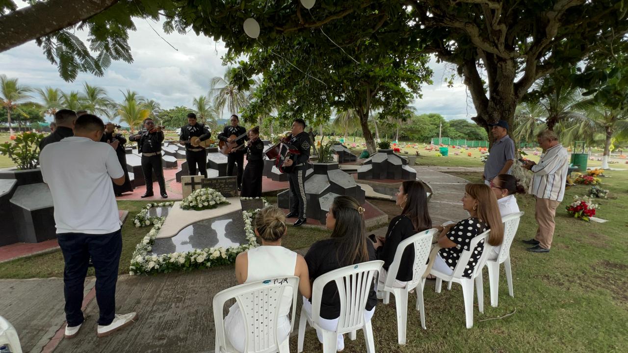 Mariachis tocando en el natalicio 69 del Joe Arroyo.