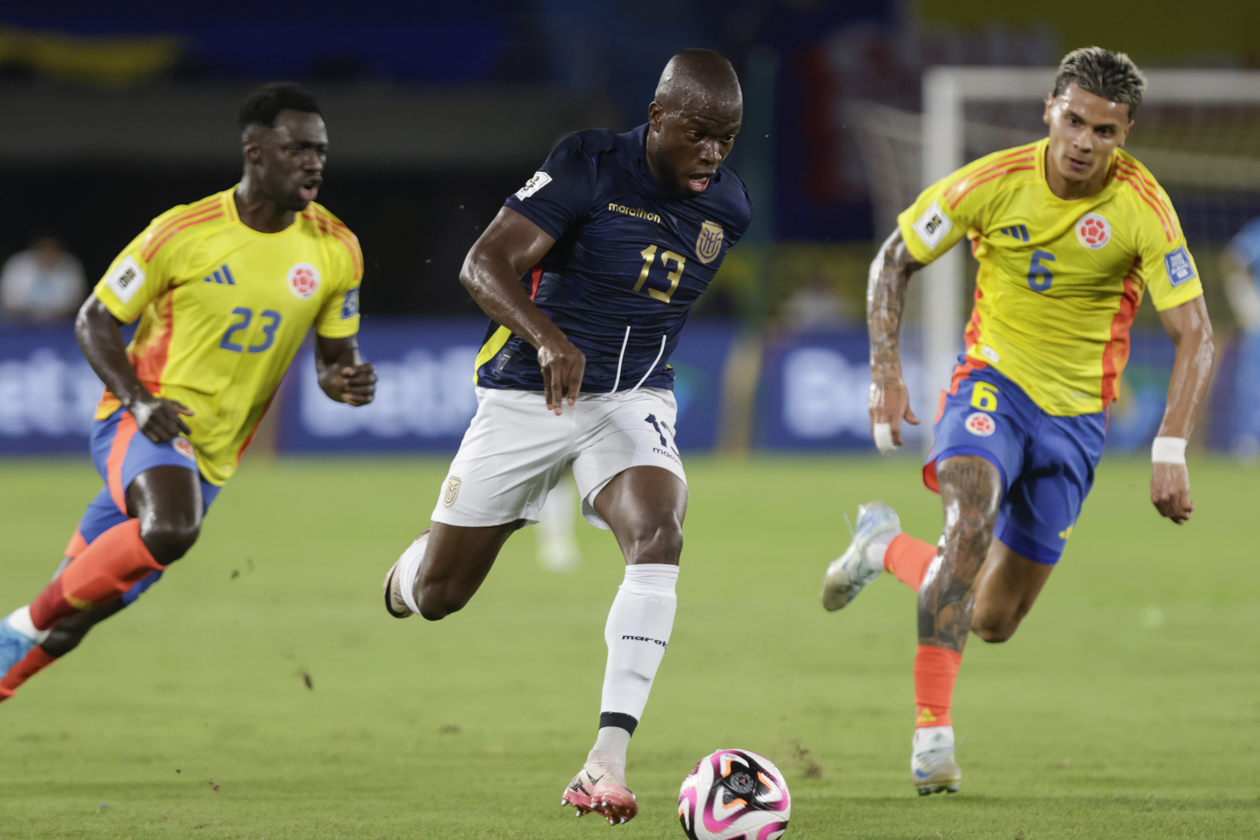 Enner Valencia supera a Dávinson Sánchez y a Richard Ríos. 