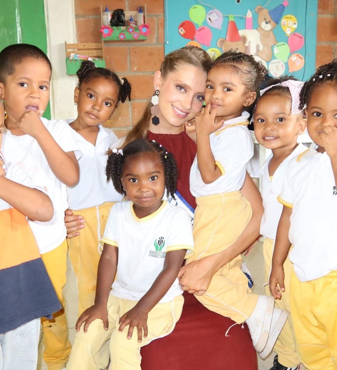 Catalina Duque Abreu, junto a niños de Urabá.