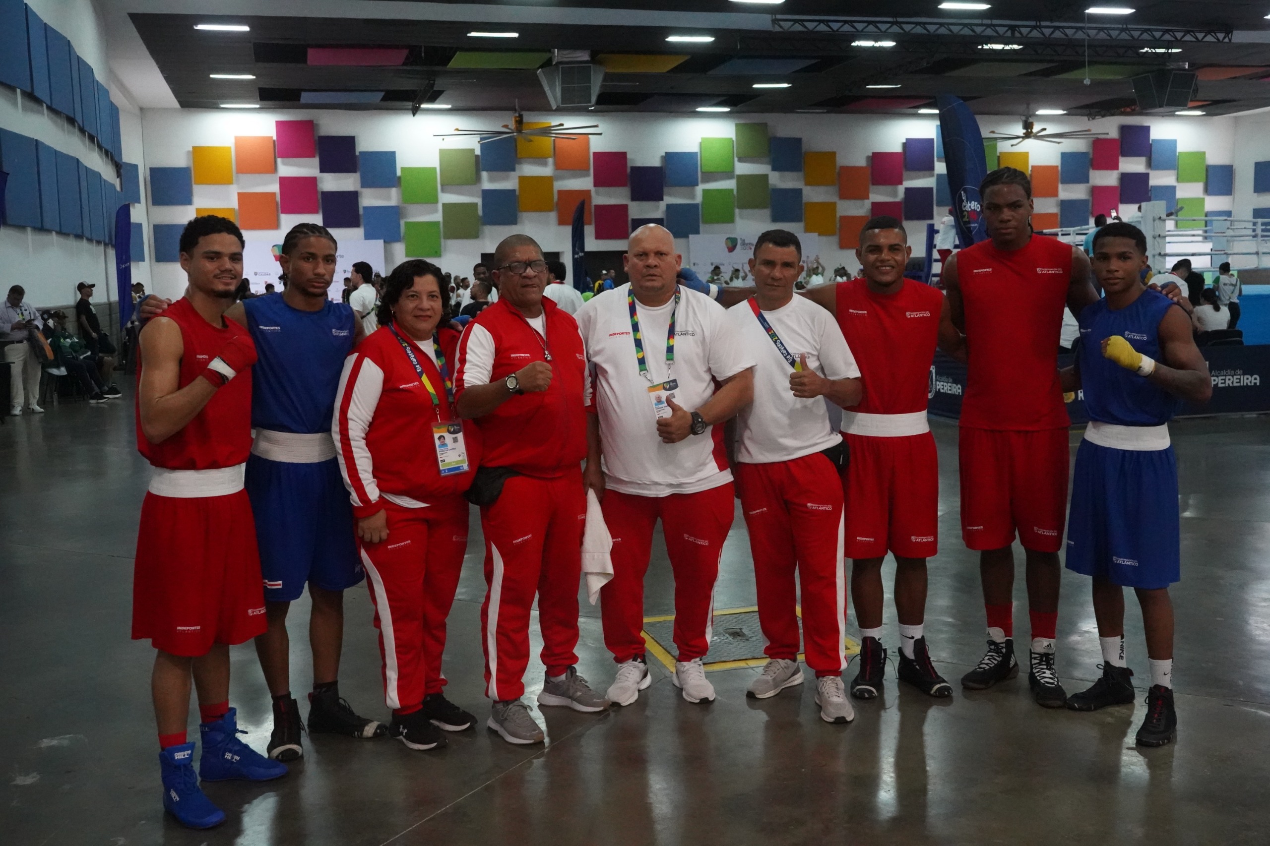 Boxeadores medallistas de Atlantico acompañados de sus entrenadores. 