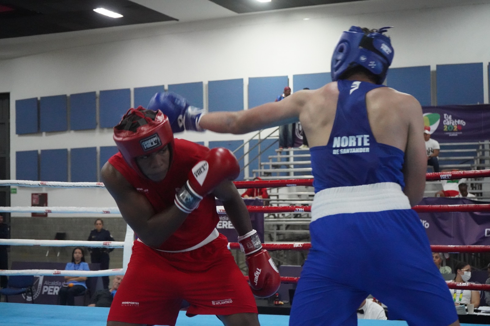 Josué Fontalvo (rojo) derrotó a Édgar Castillo, de Bogotá. 