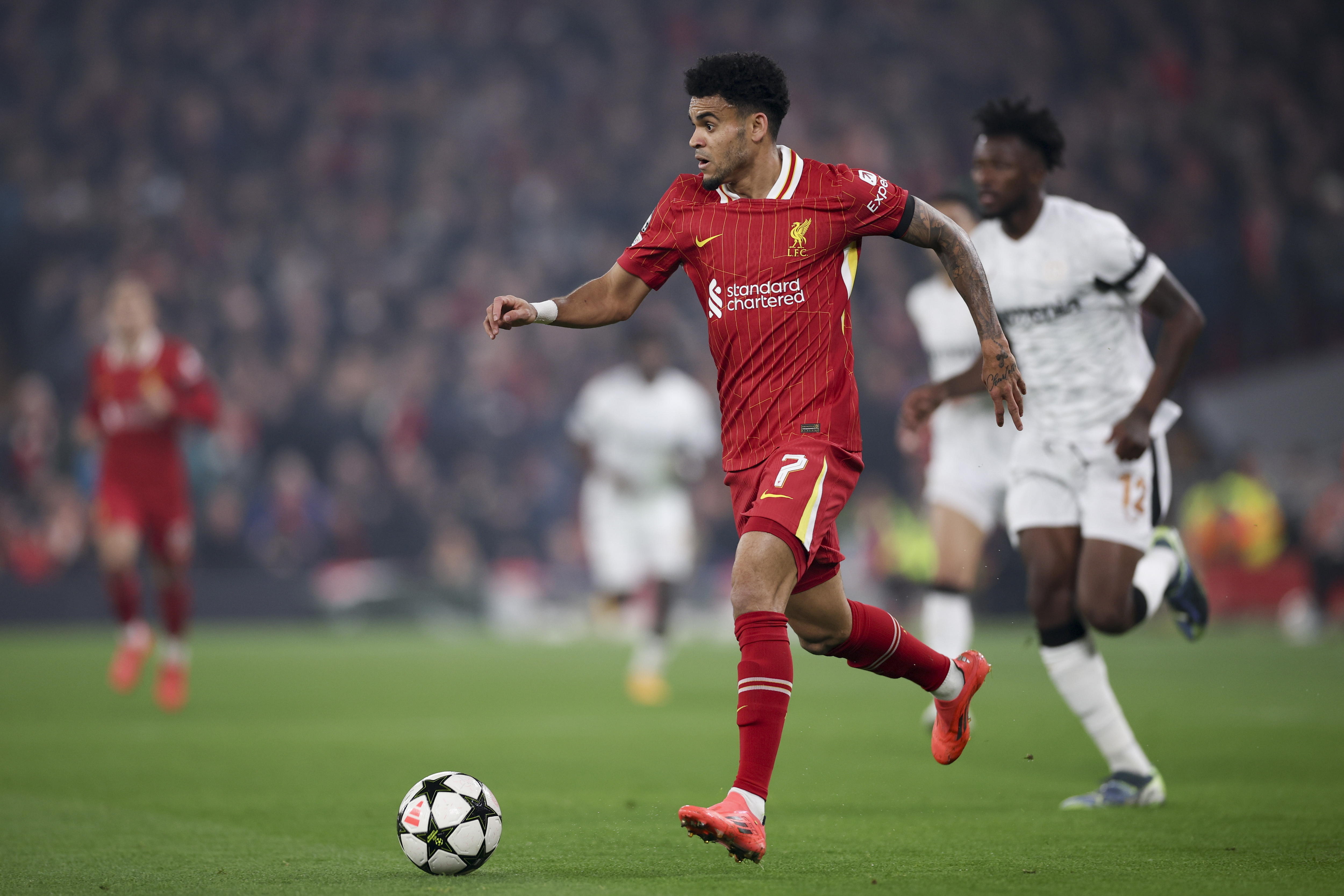 Luis Díaz en acción durante el partido contra el Bayer Leverkusen. 