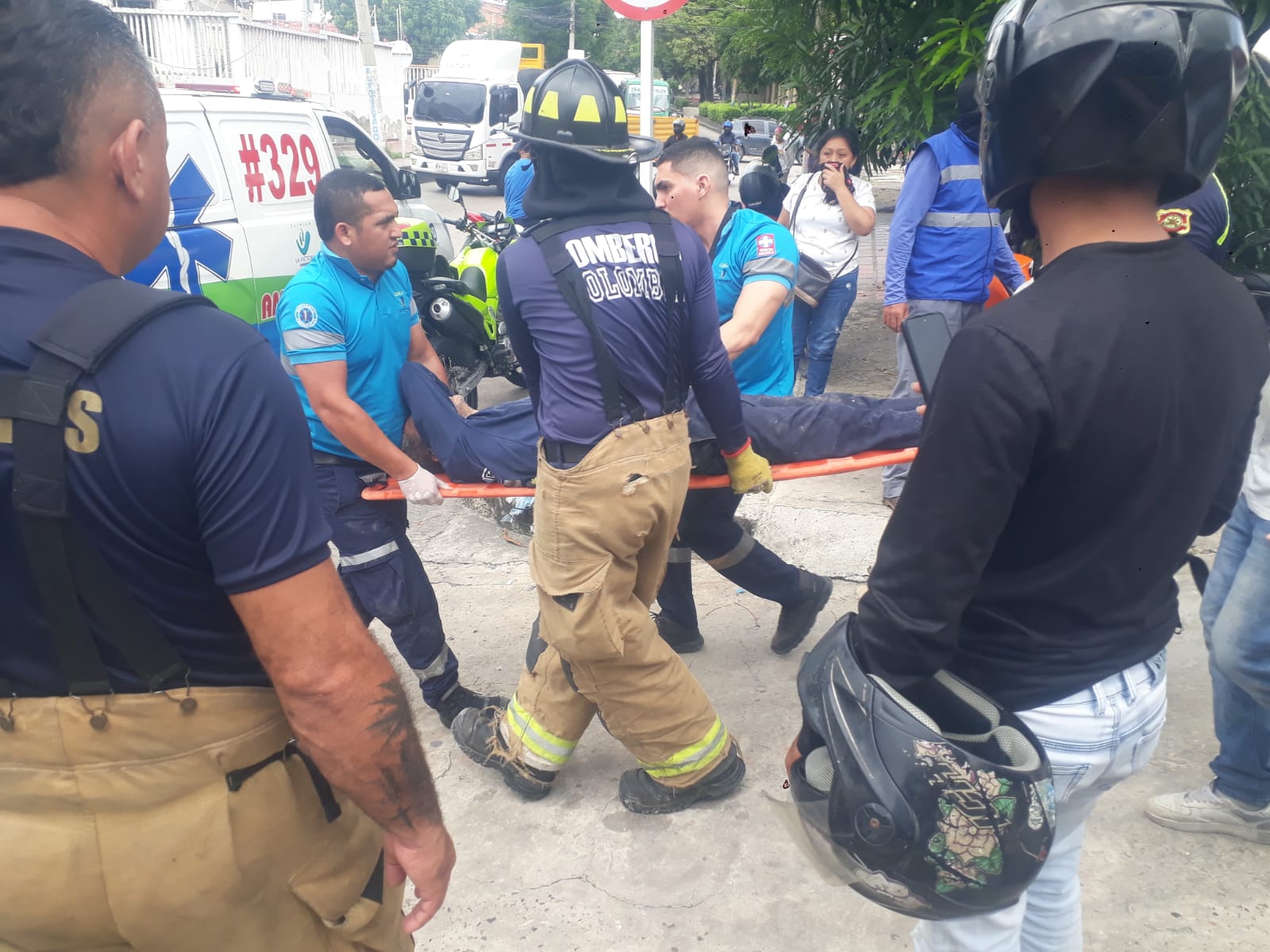 Obreros siendo trasladados a la Clínica La Victoria. 