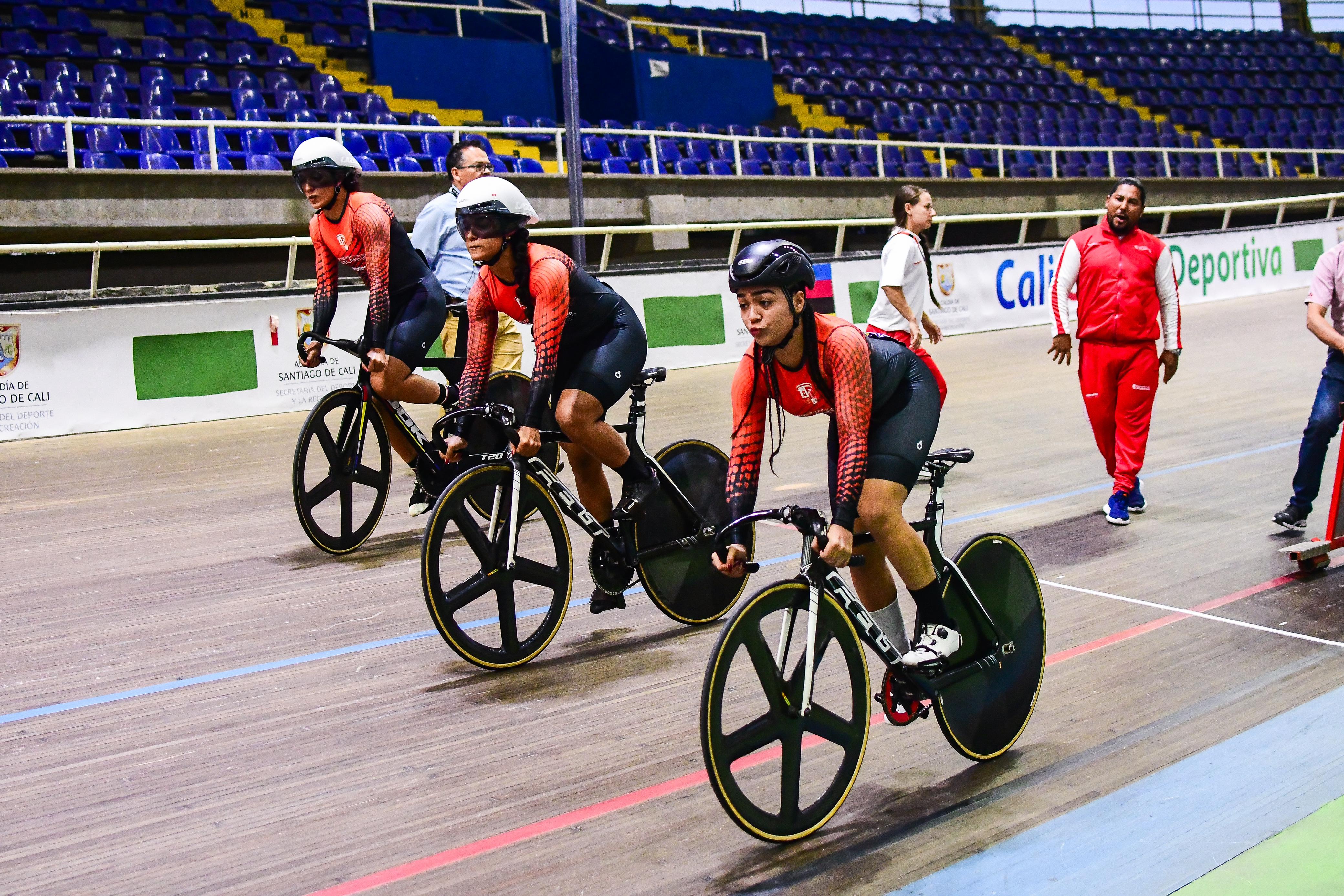 Equipo femenino de Atlántico en ciclismo de pista. 