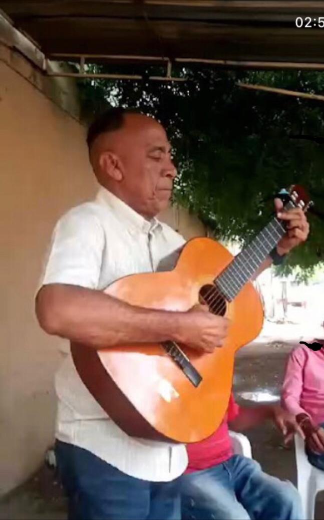 El intérprete guajiro Sindo Gámez también toca guitarra y tiene varias composiciones vallenatas