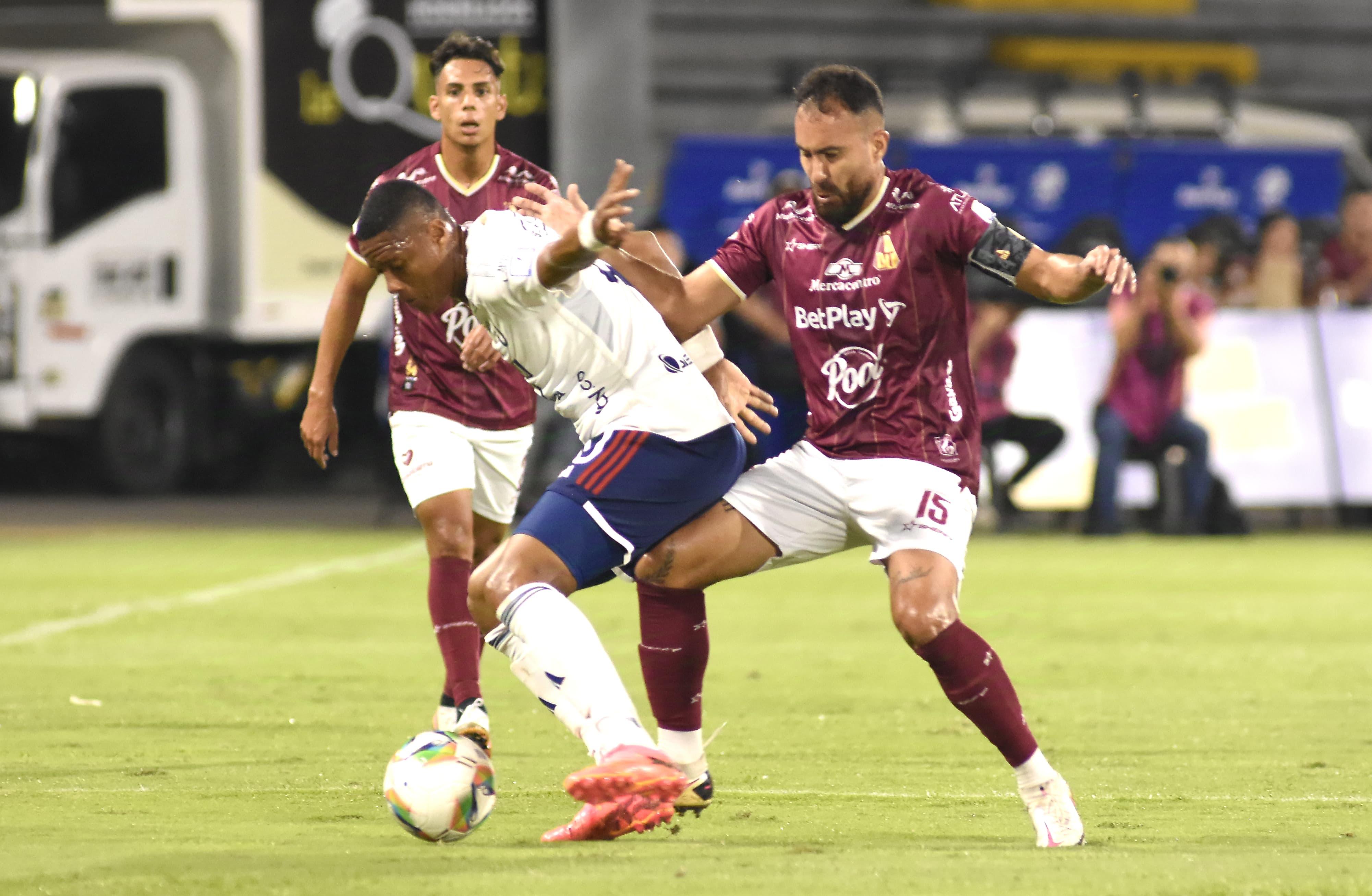 Yairo Moreno protege la pelota ante la marca de Juan Pablo Nieto.