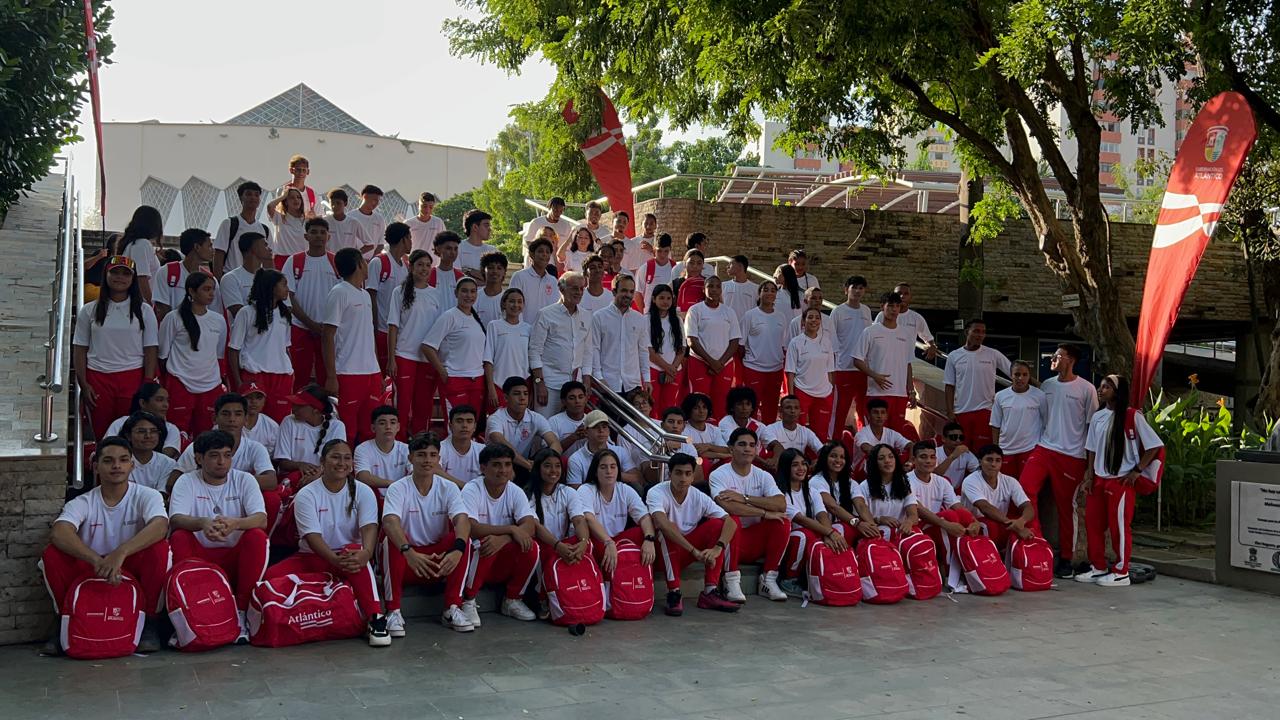 Al final de la entrega de la bandera, los deportistas posaron con Verano.