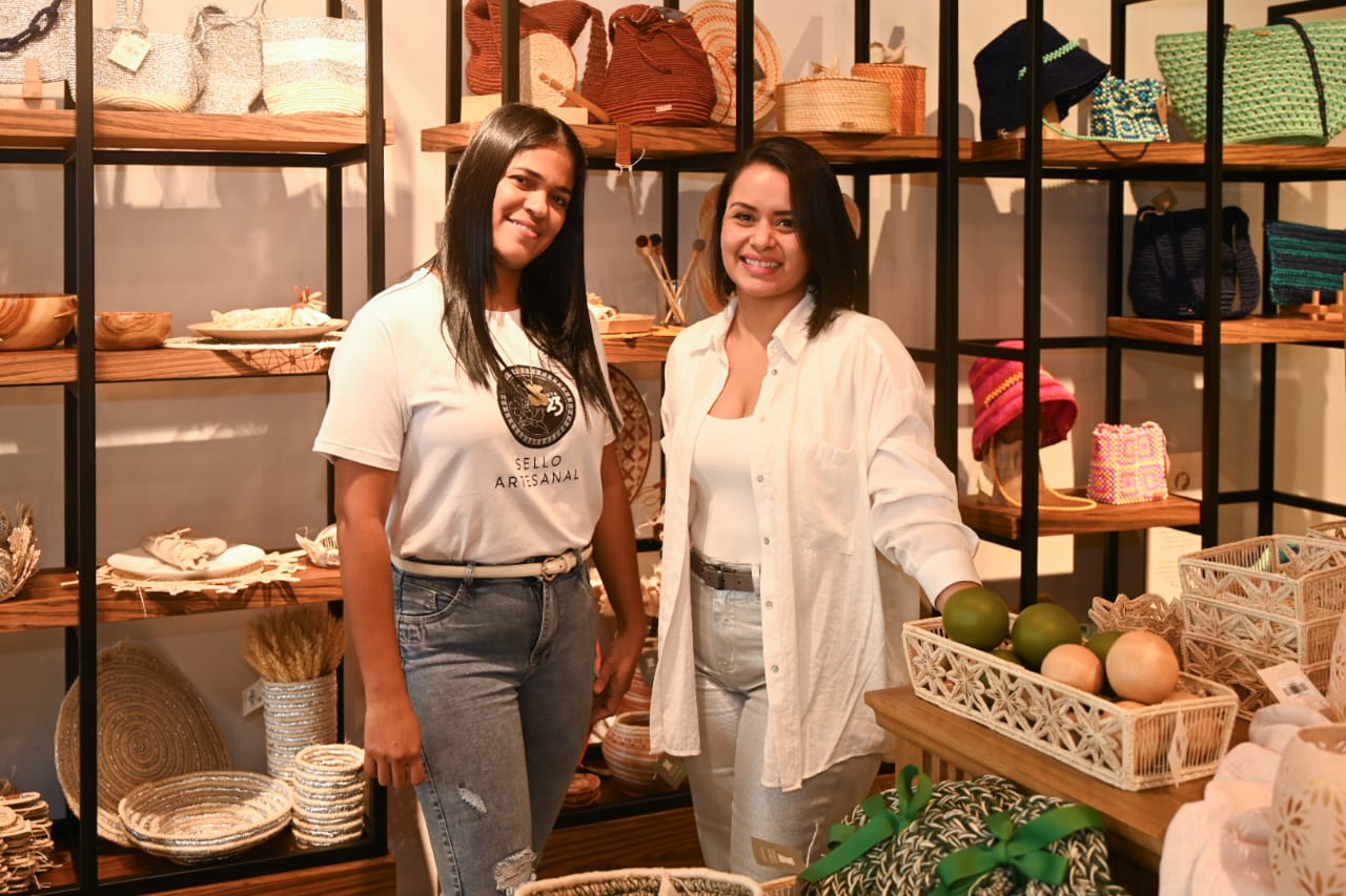 Artesana Maira Cervantes junto a la diseñadora Stephanie Amaris Mola.