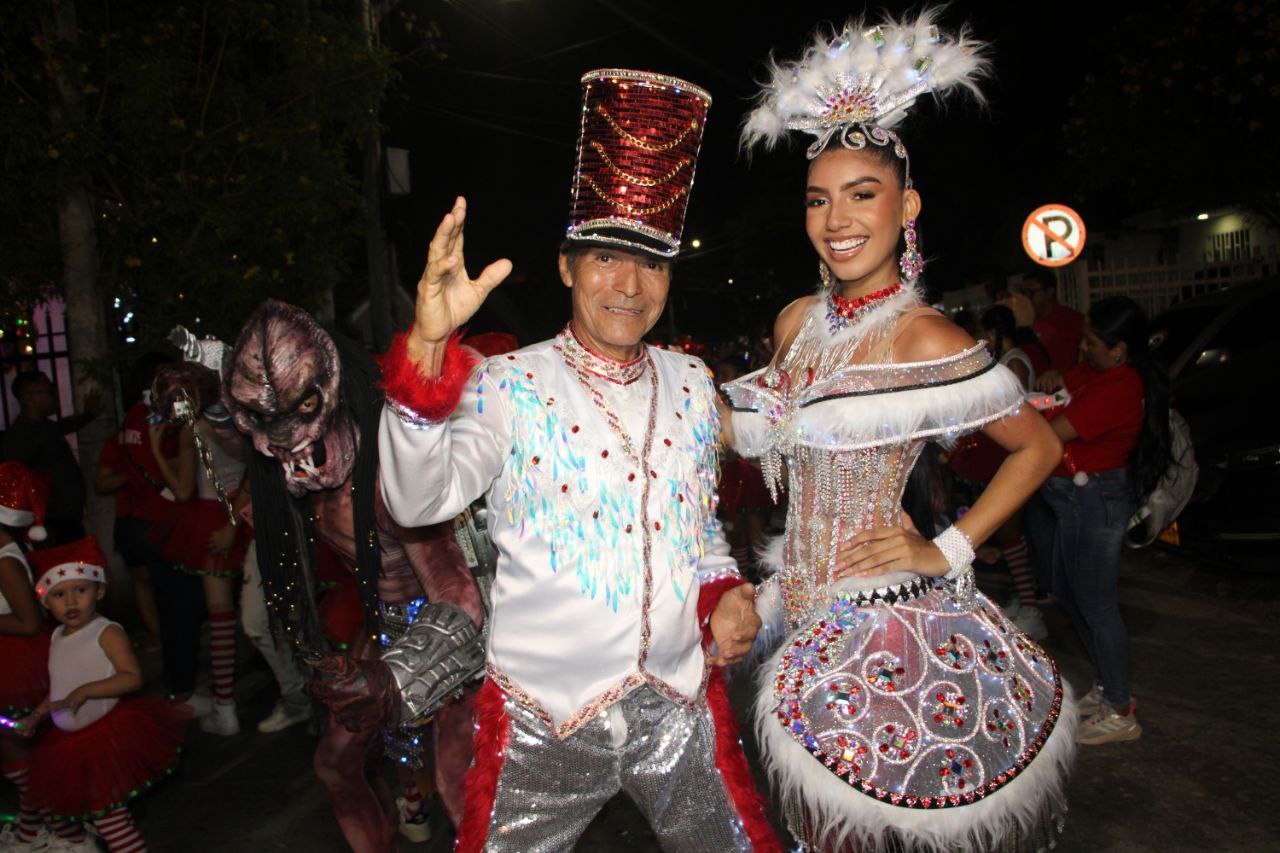 Reyes del Carnaval 2025 de Puerto Colombia durante el recorrido.