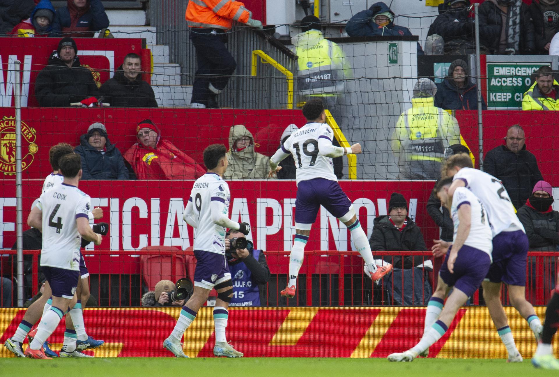 Jugadores de Bournemouth celebrando uno de sus goles en Old Trafford.