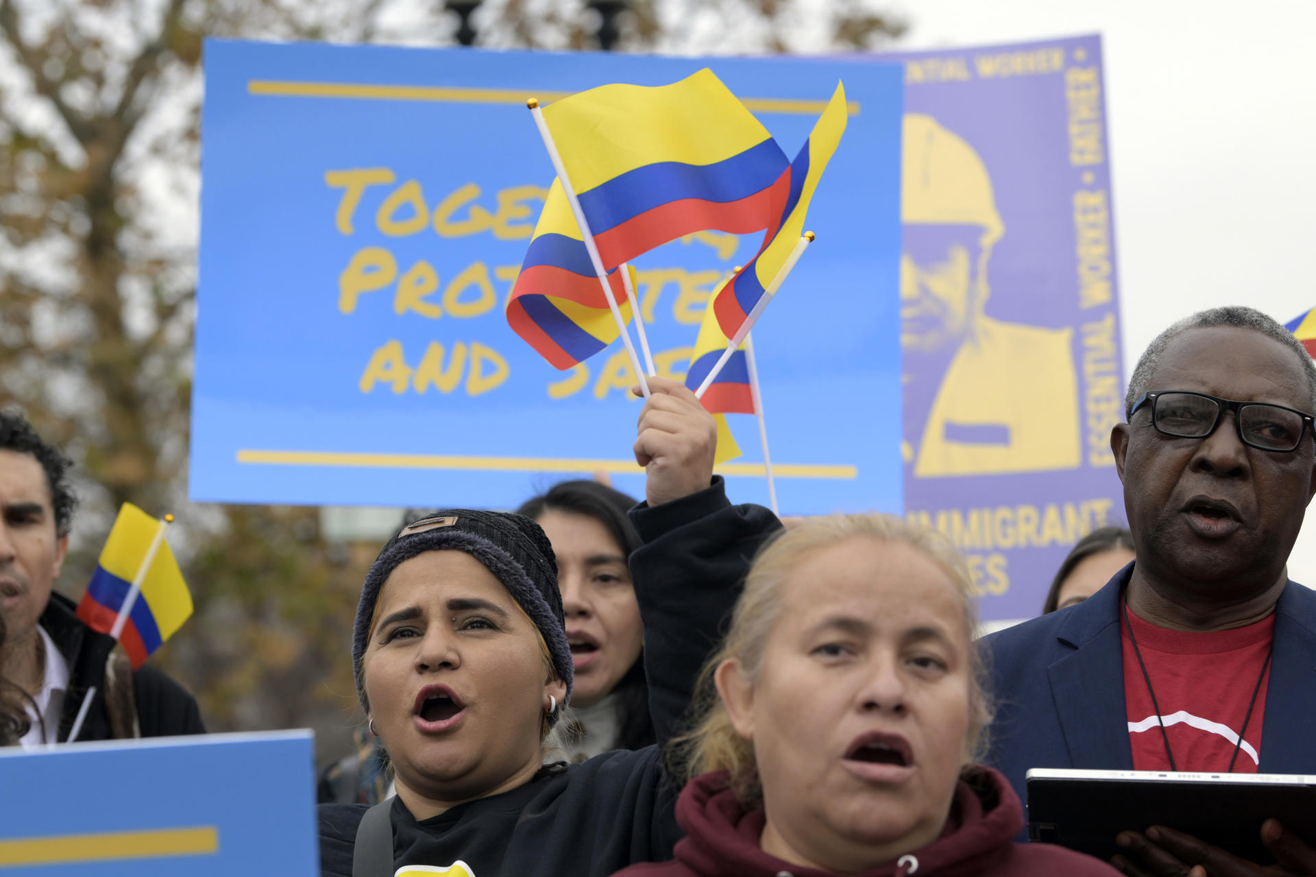 Activistas y jóvenes inmigrantes protestaron cerca al Tribunal Supremo y al Congreso en Washington.