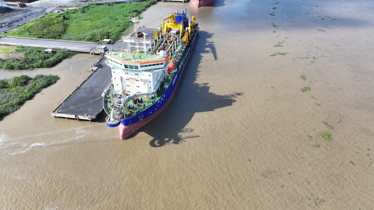 La draga le dio estabilidad a la navegabilidad con un calado por encima de los 10 metros.