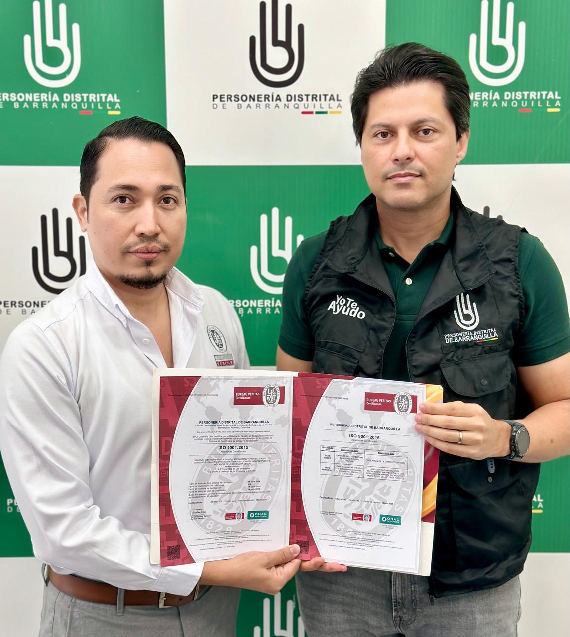 El personero recibe el certificado Bureau Veritas