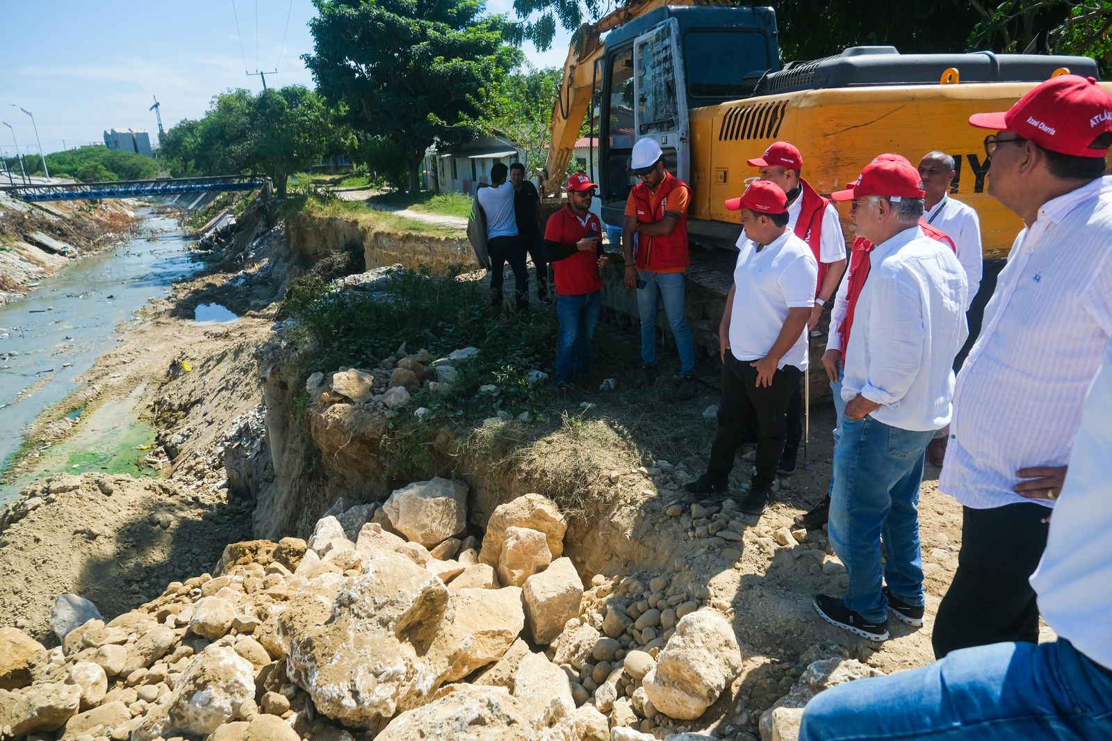 Gobernador Verano durante la visita de inspección de la obra en Soledad.