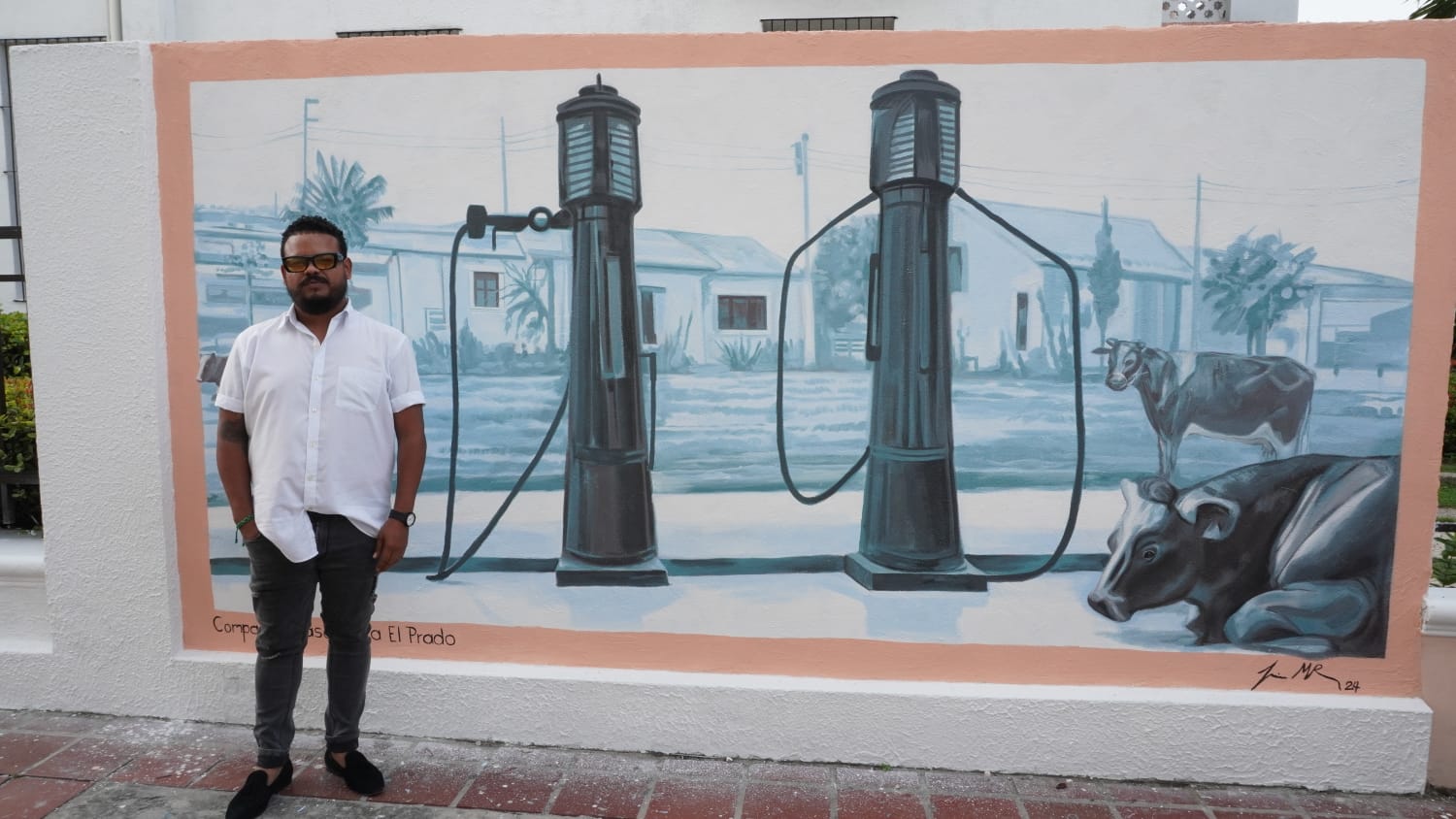 Luis Mendoza, artista del mural “Compañía Gasolinera El Prado” 