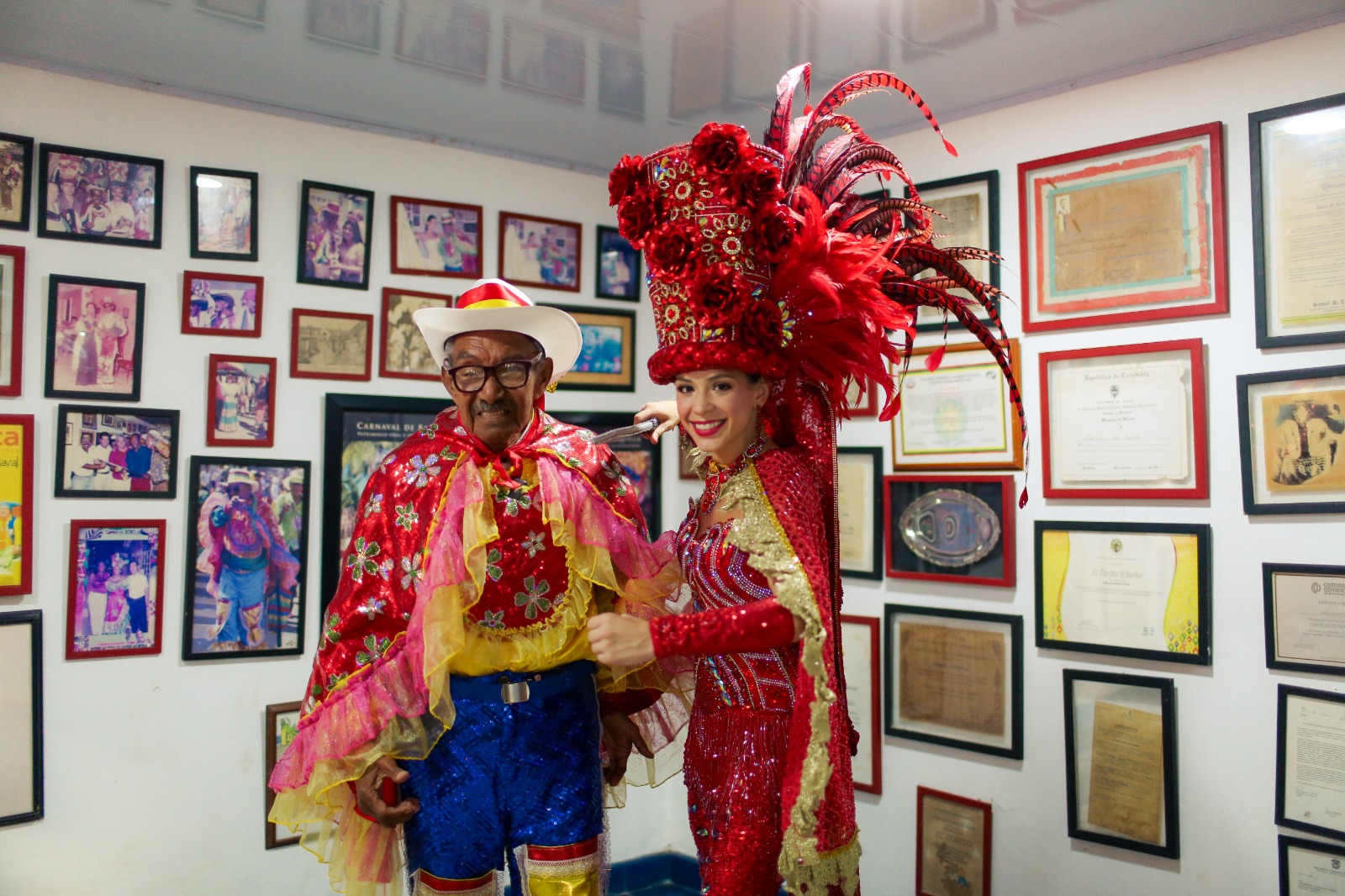 La Reina Tatiana junto al maestro Alfonso Fontalvo, custodio del legado de la danza,