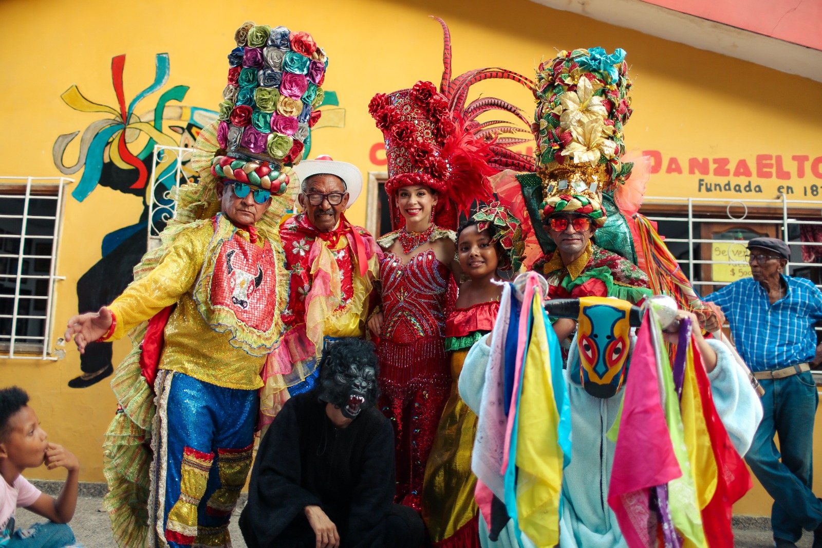 La Reina Tatiana junto a la danza del Torito Ribeno.