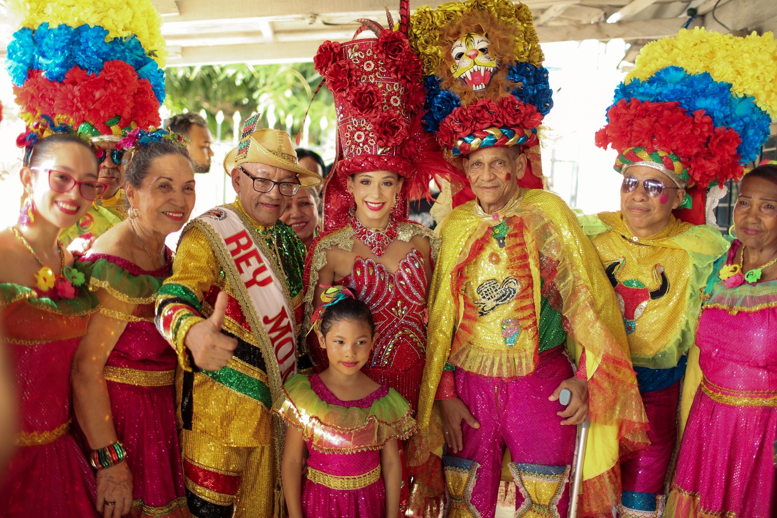 Los reyes del Carnaval junto a la danza Toro Grande.