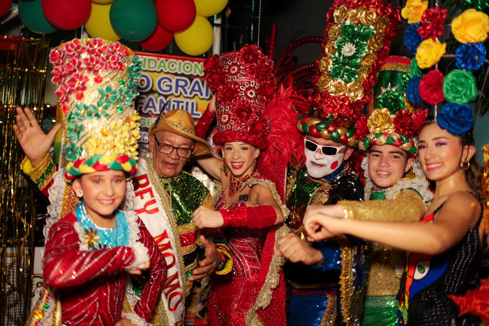 Los reyes del Carnaval junto a la danza Congo grande de Barranquilla.