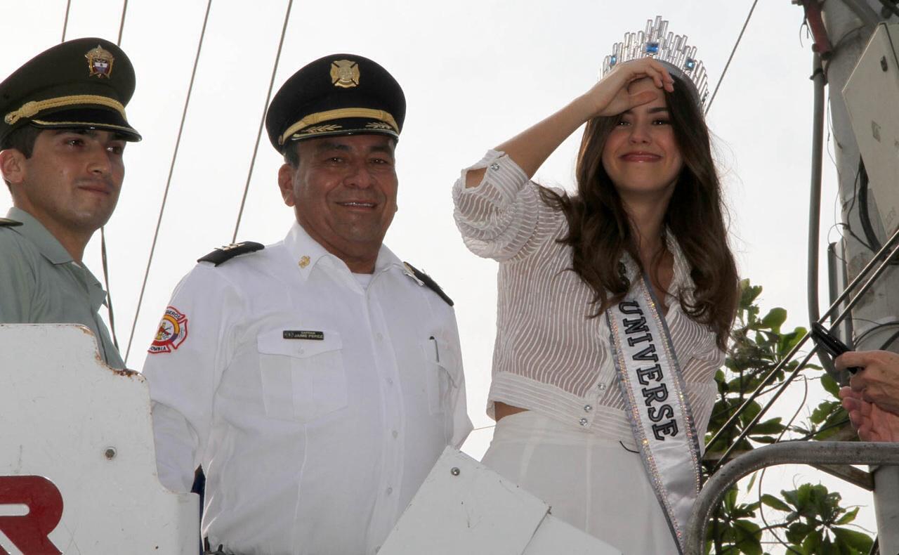 Bomberos recibiendo a la Miss Universe, Pauilna Vega. 