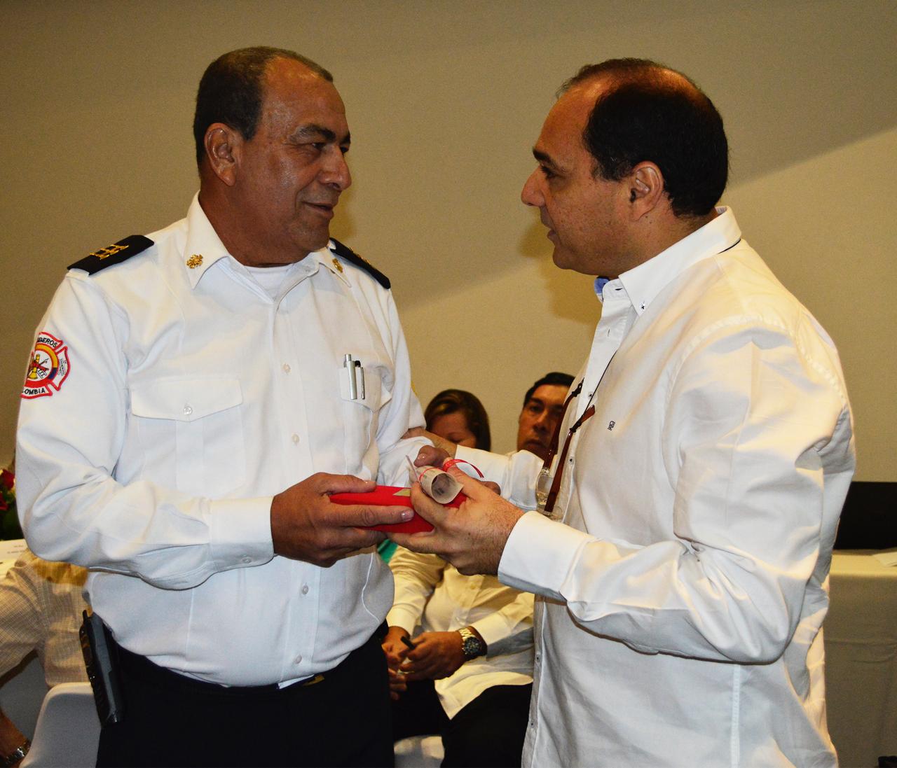 Jaime Pérez recibiendo un reconocimiento por parte de José Antonio Segebre, exgobernador del Atlántico. 