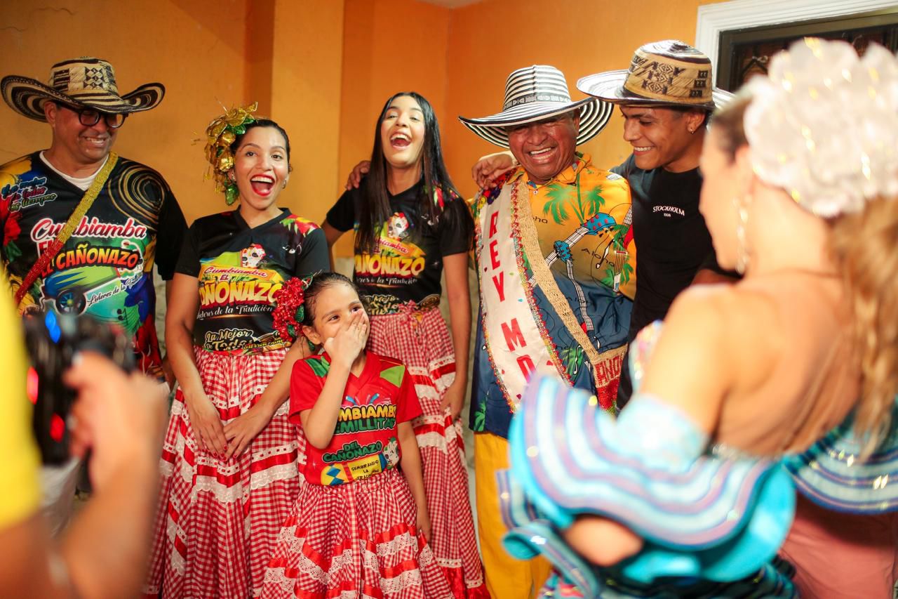 La reina del Carnaval de Barranquilla 2025, Tatiana Angulo Fernández de Castro, con la cumbiamba El Cañonazo.