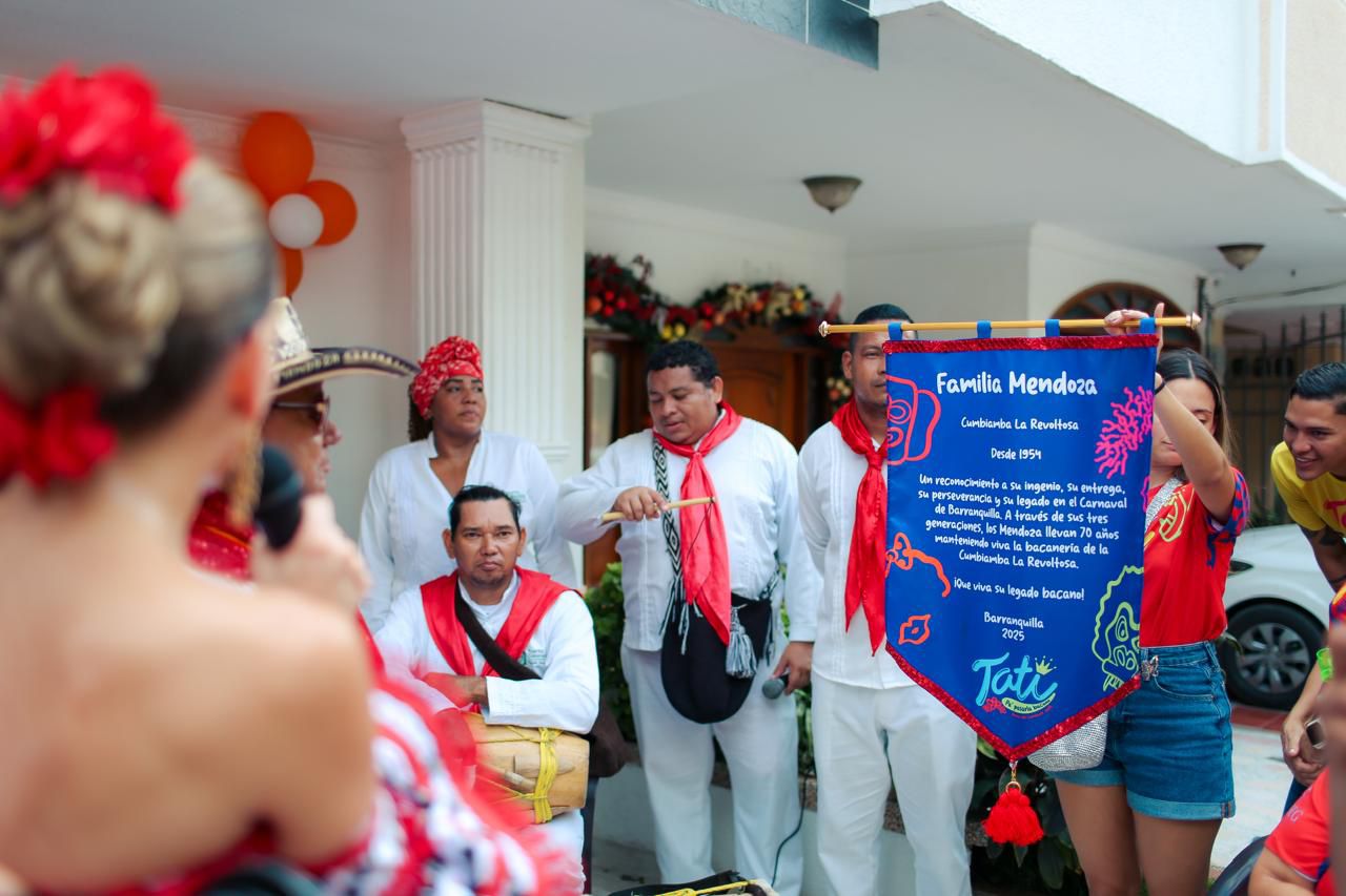 La reina del Carnaval de Barranquilla 2025, Tatiana Angulo Fernández de Castro, con la cumbiamba La Revoltosa.