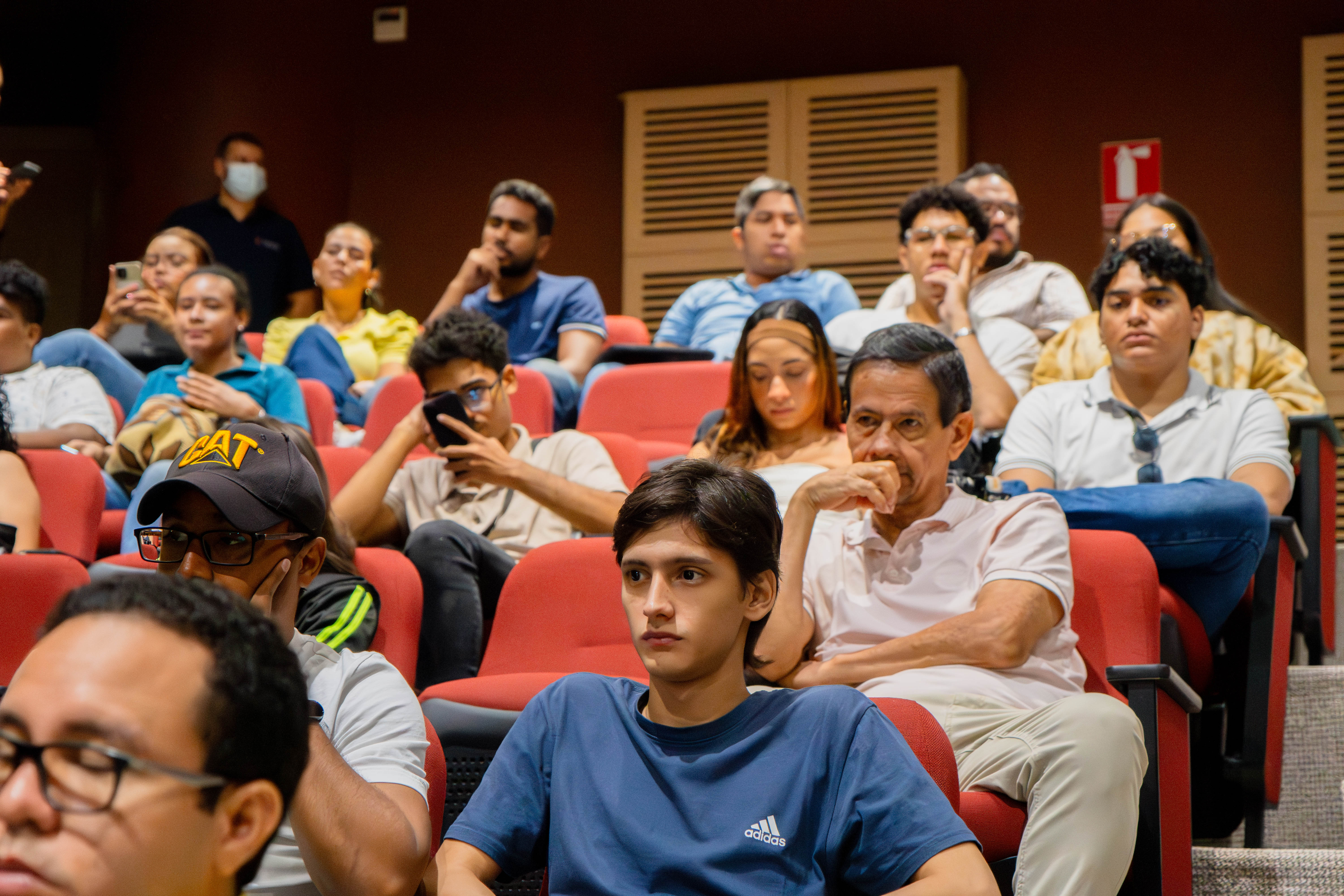 Asistentes a evento en la Universidad del Atlántico.