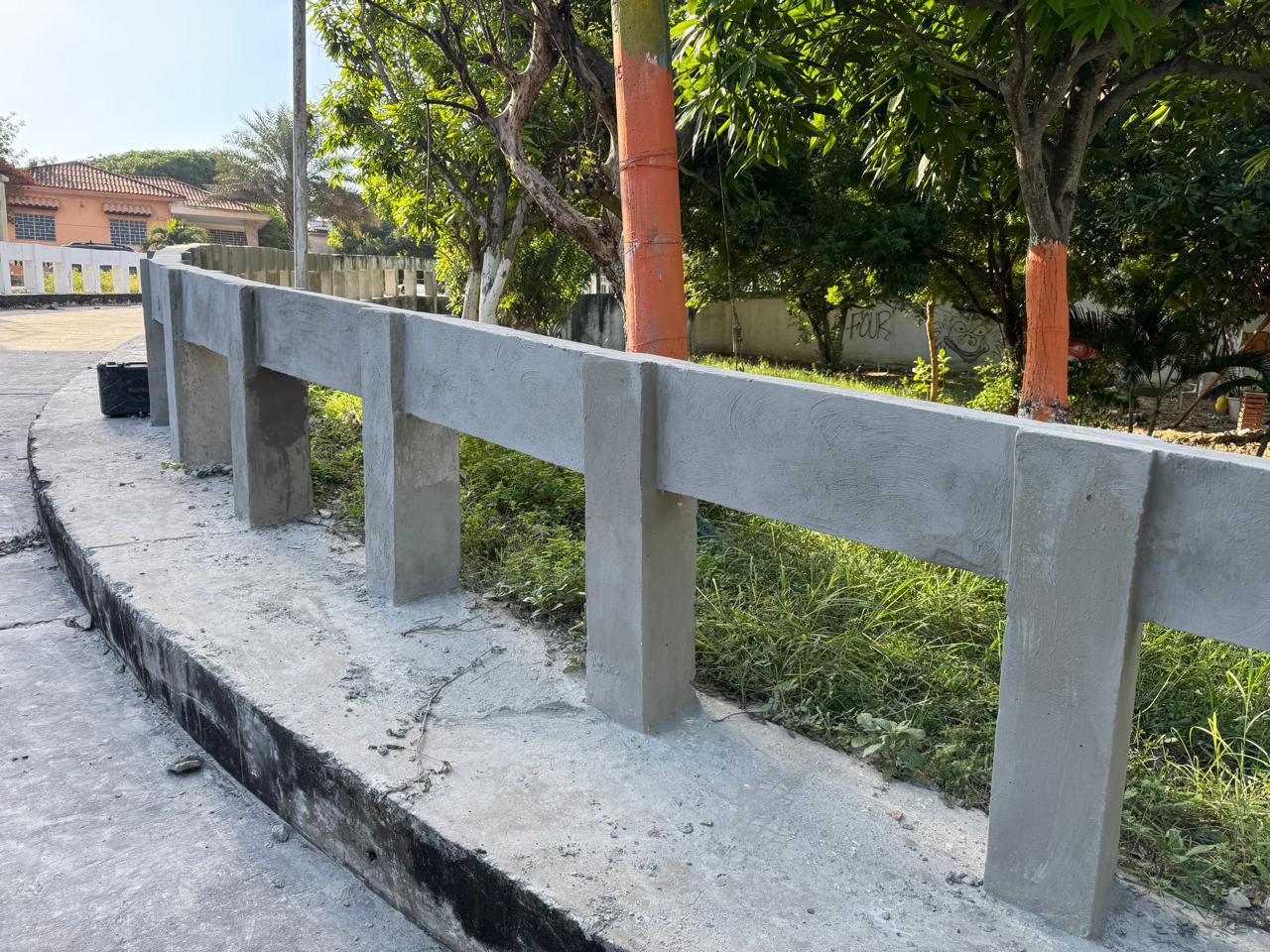 Barandas intervenidas en el puente de la carrera 38, en Barranquilla. 